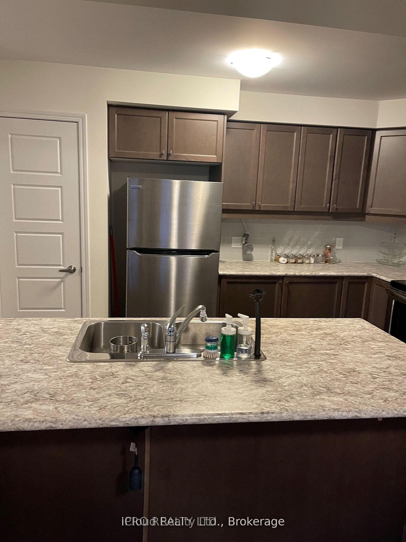 998 Alder Gate photo 5