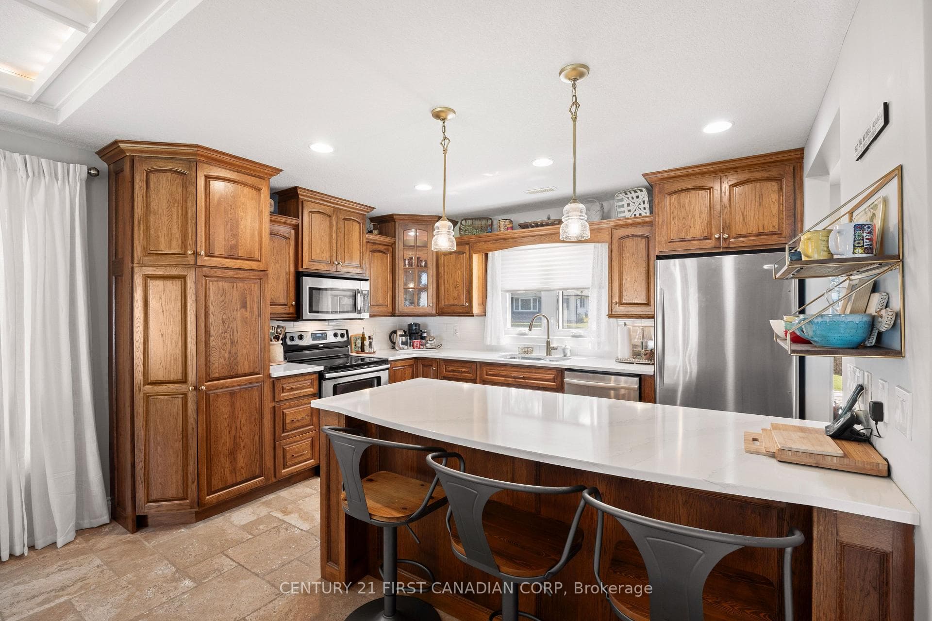 Updated Kitchen w/Quartz Countertops & Baqcksplash