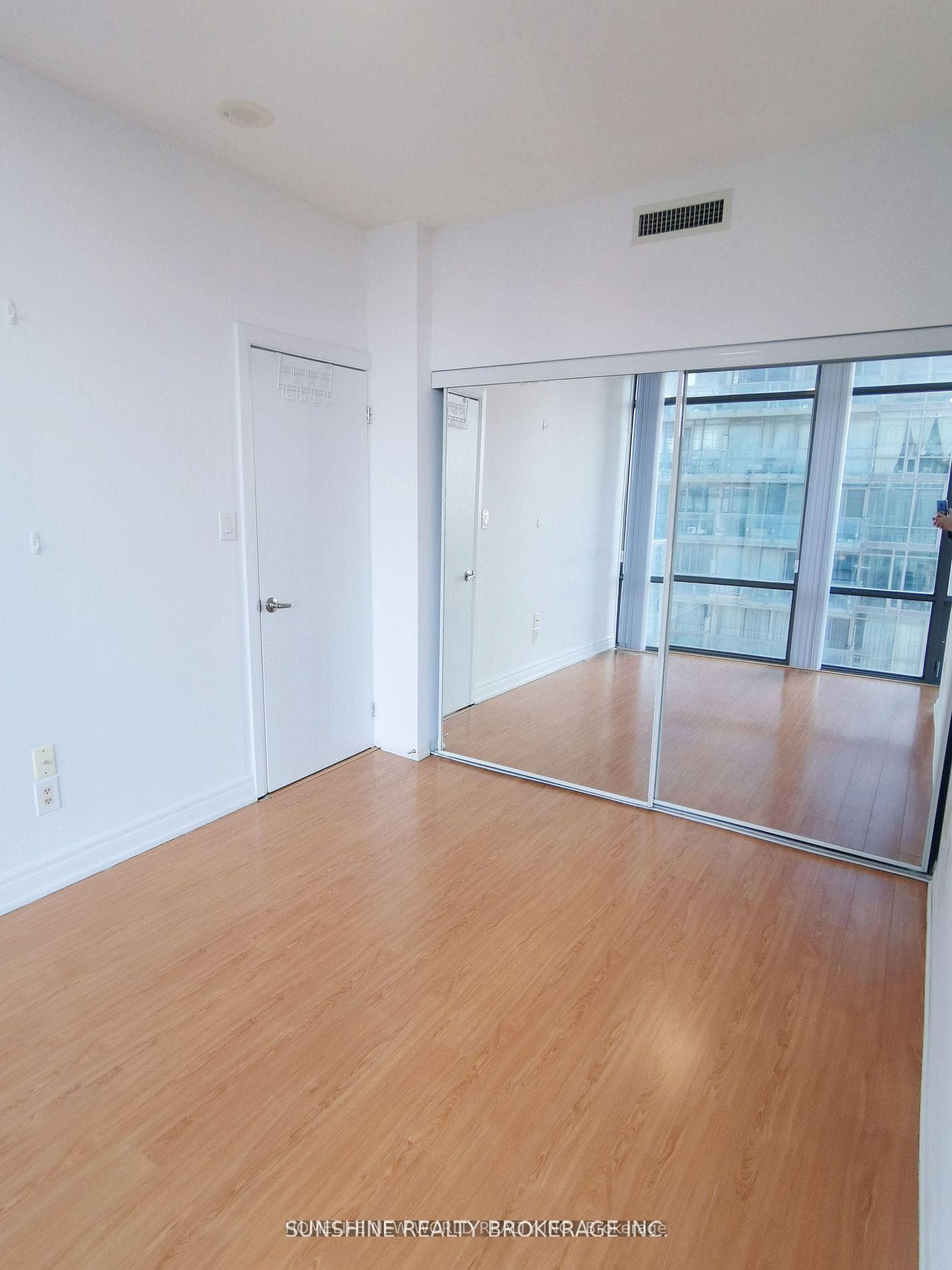 37 Grosvenor Street Unit 3308 photo 17