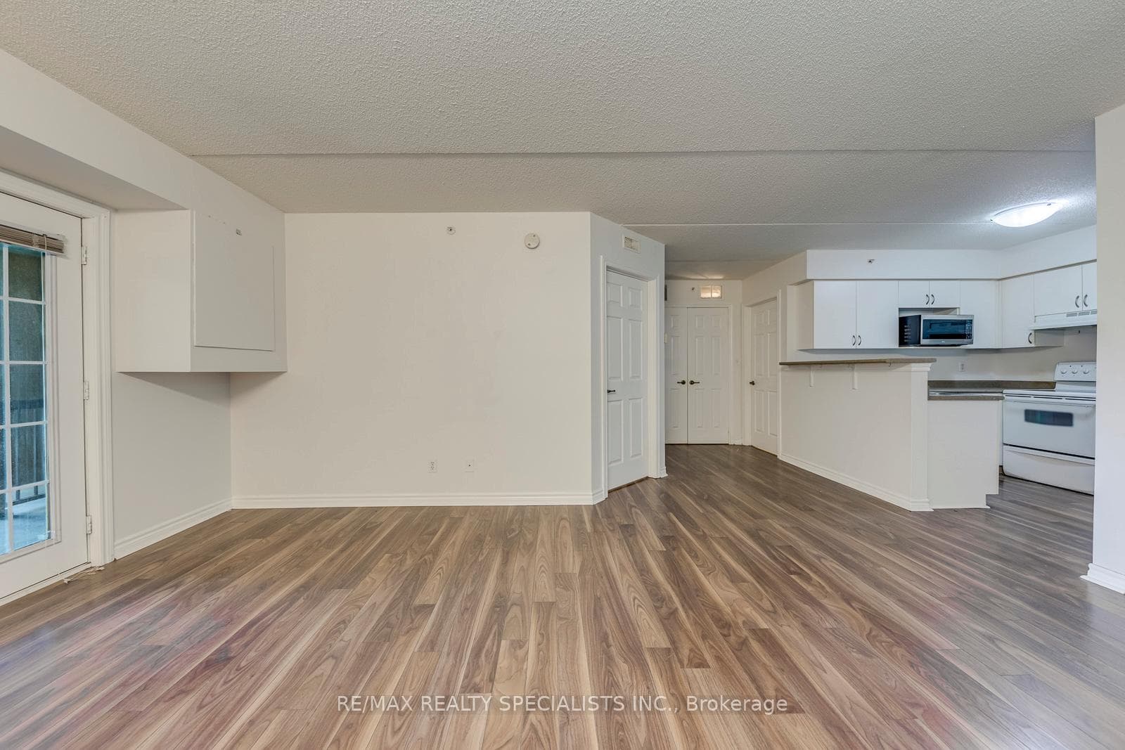 2035 Appleby Line Unit 308 photo 11