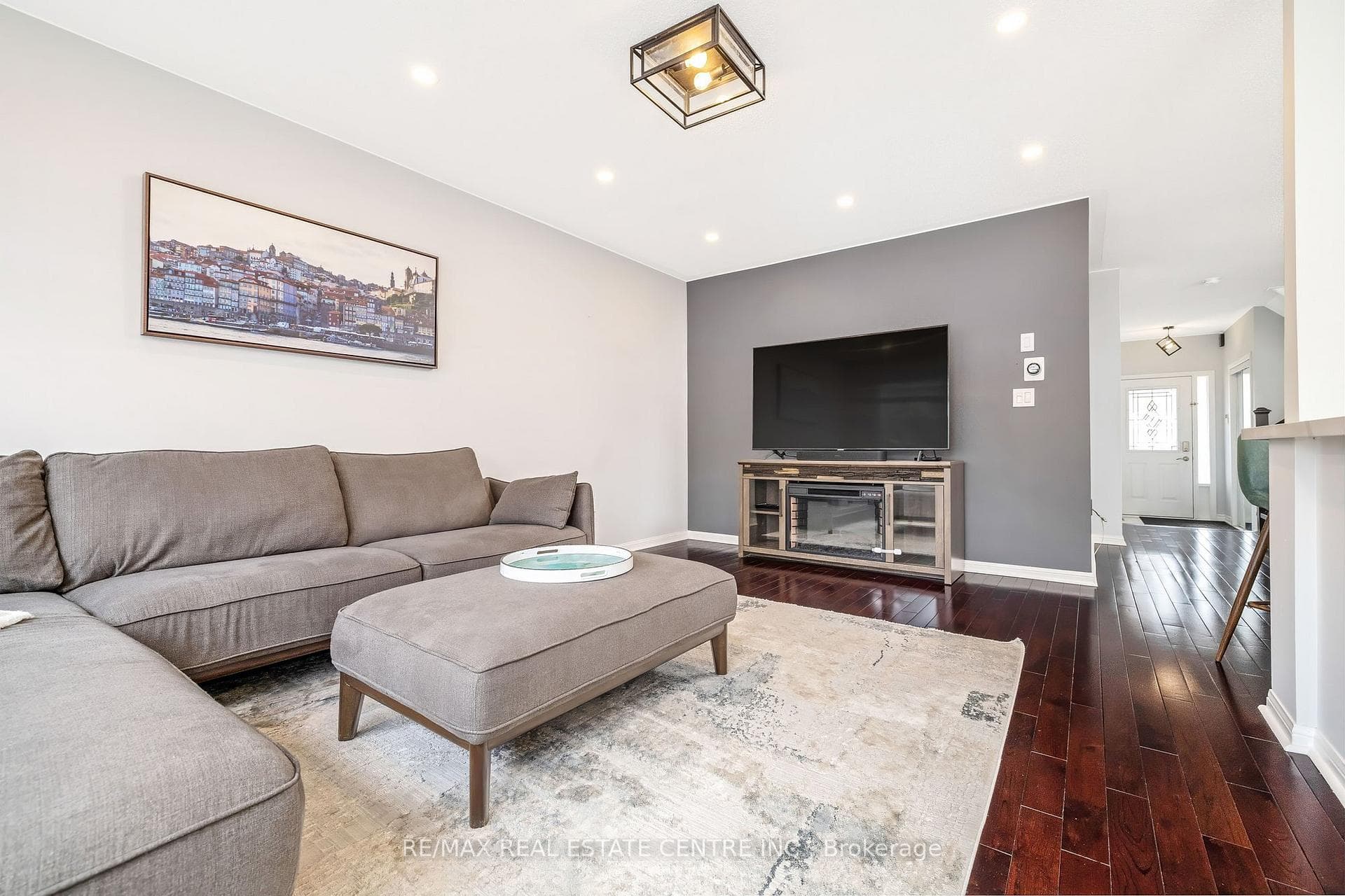 1617 Cartwright Crescent photo 9