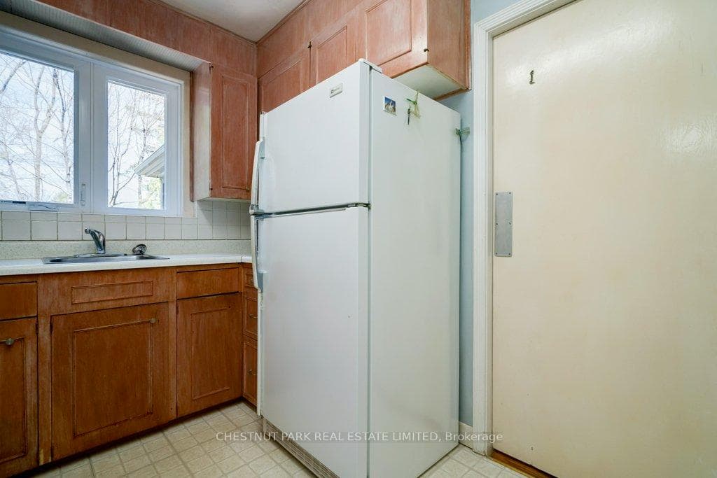 218 Lawrence Avenue photo 18