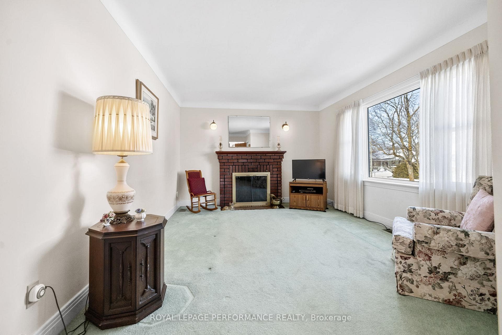 1084 Richard Avenue photo 4