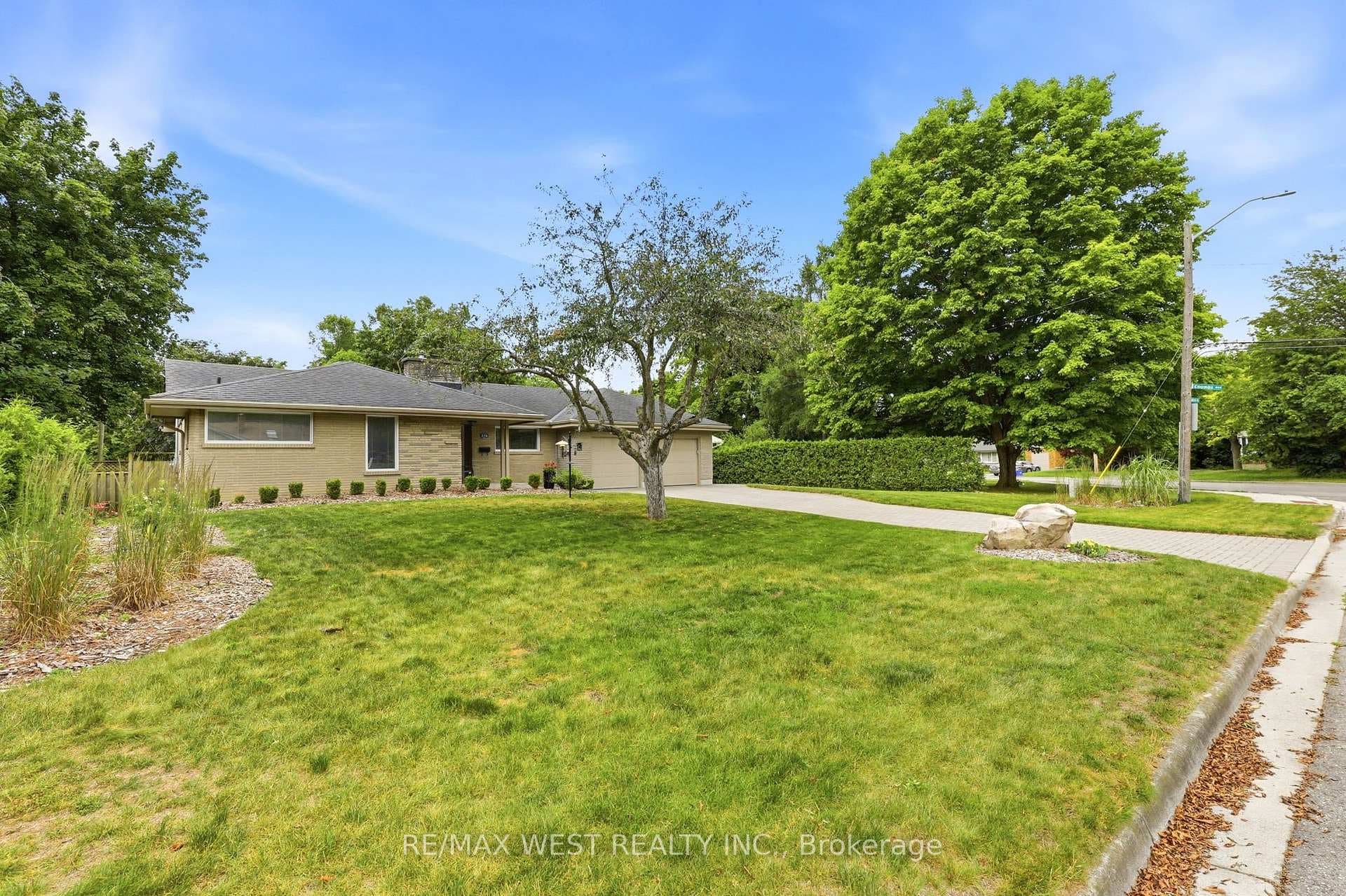 274 Tamblyn Drive photo 2