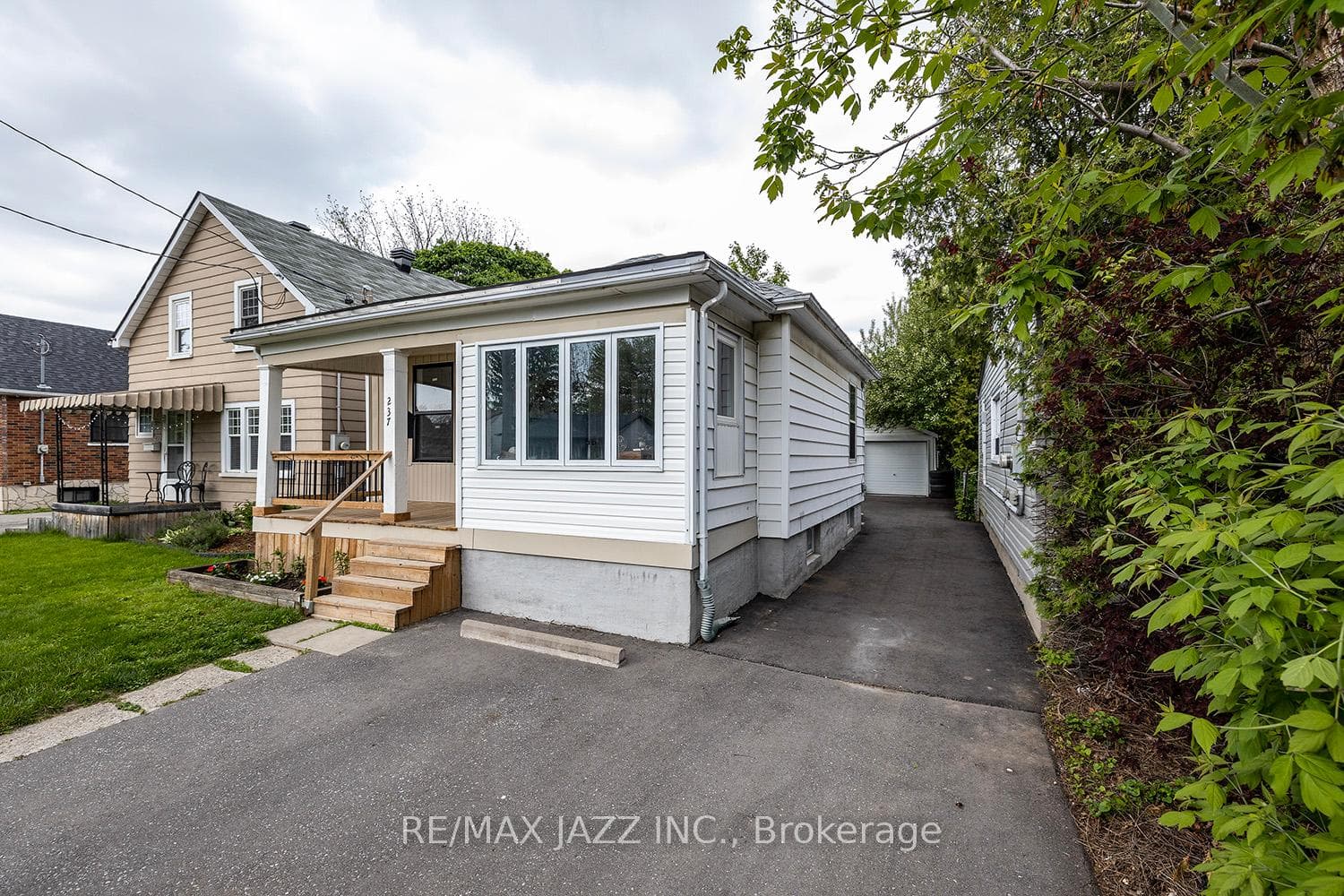 237 Oshawa Boulevard photo 1