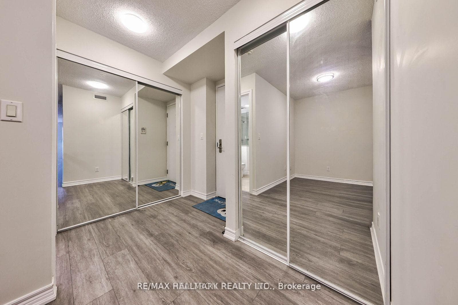 761 Bay Street Unit 610 photo 26