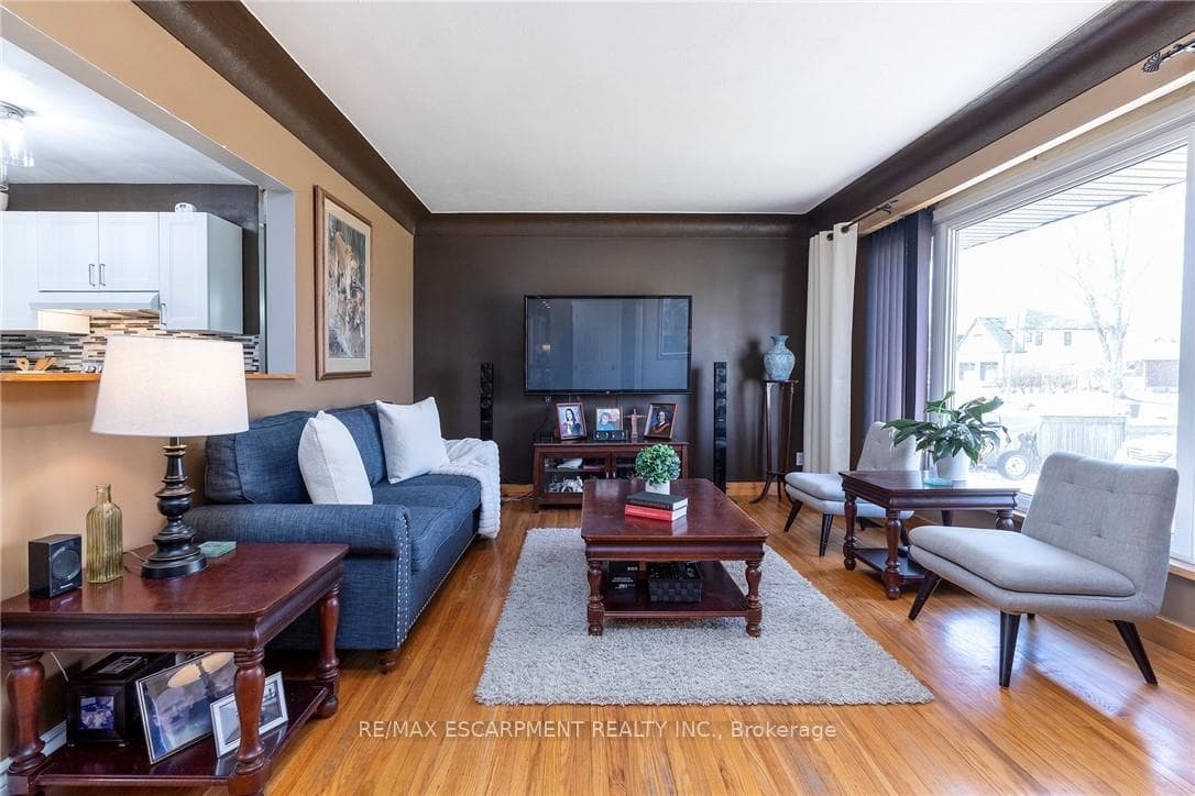 63 Seneca Avenue photo 5
