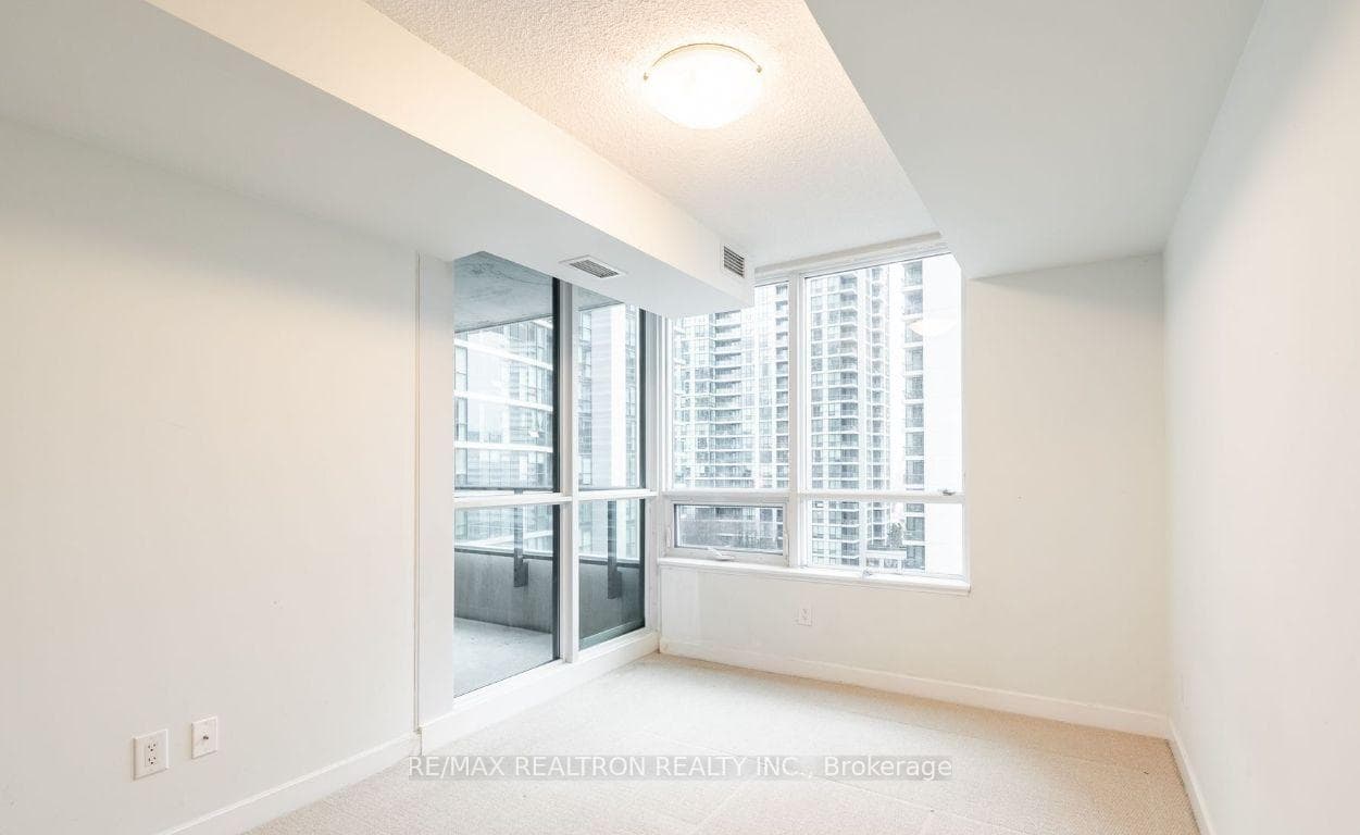 33 Bay Street Unit 2707 photo 9