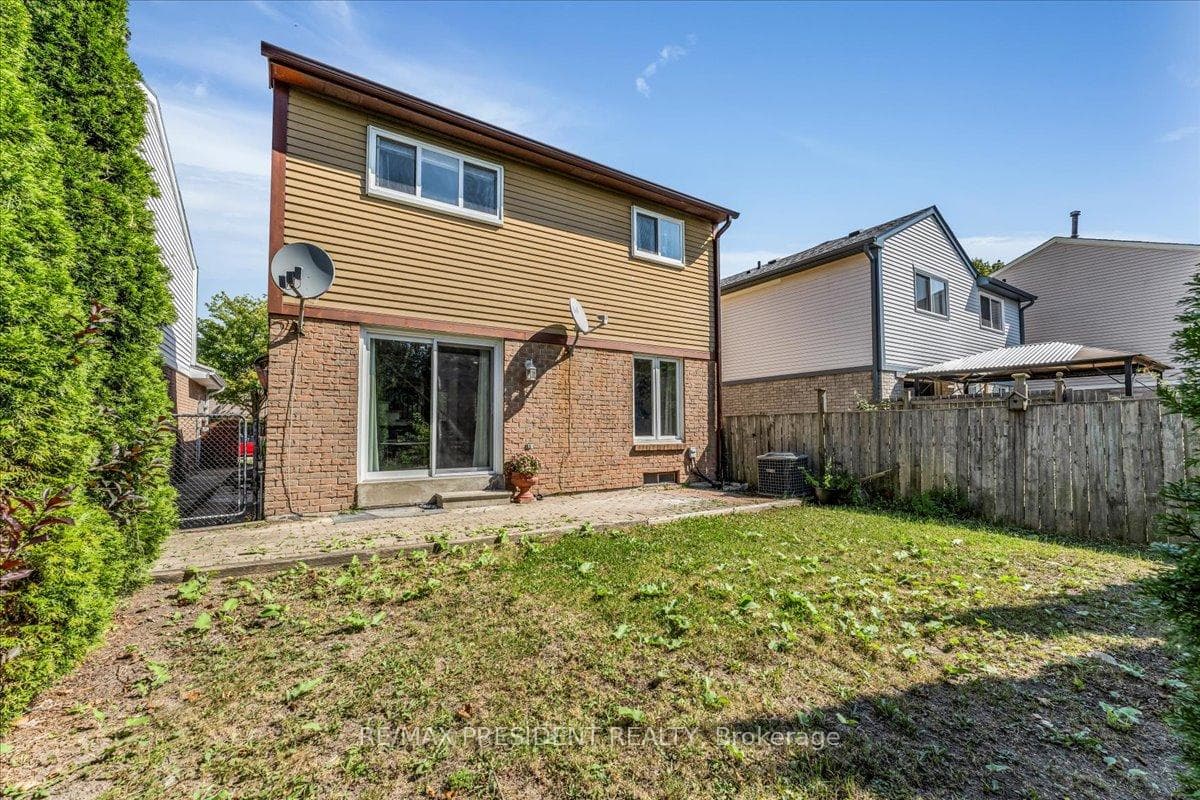 68 Majestic Crescent photo 34