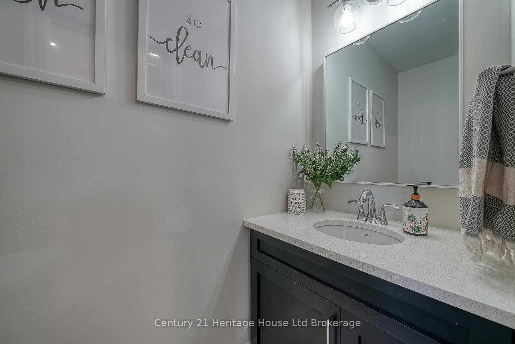 35 Peggy Avenue photo 12