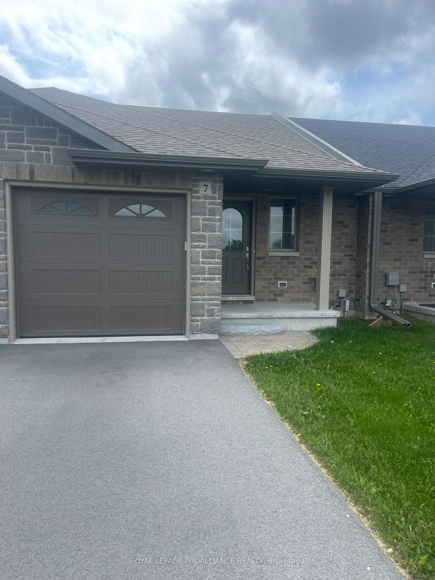 7 Hillside Meadows Drive photo 1