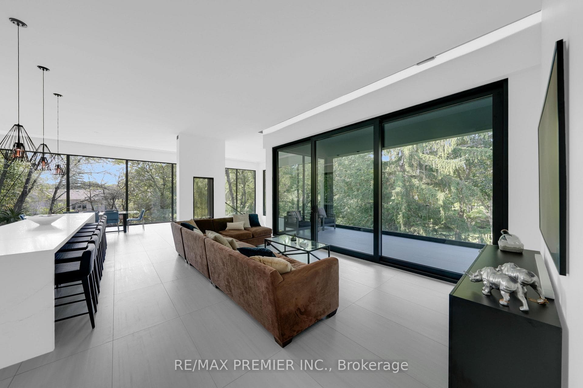 350 Kingscross Drive photo 18