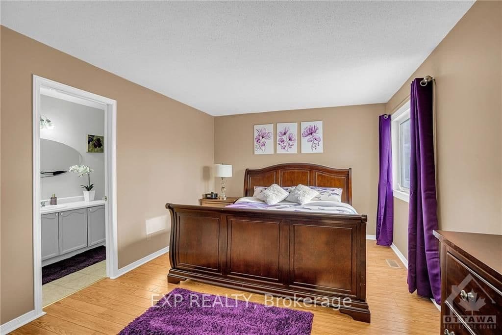 716 MOREWOOD Crescent photo 14