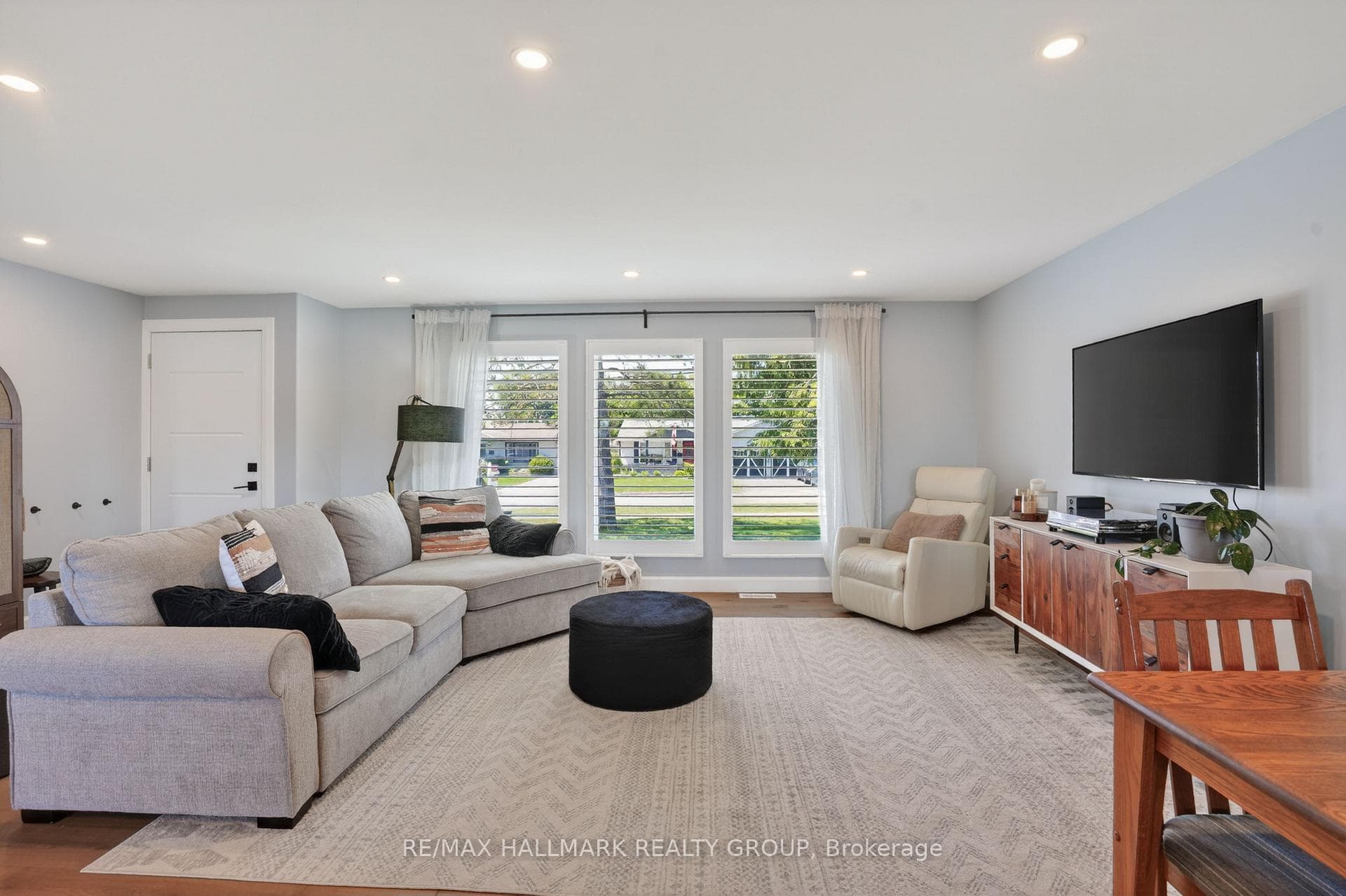 1583 MAXIME Street photo 5