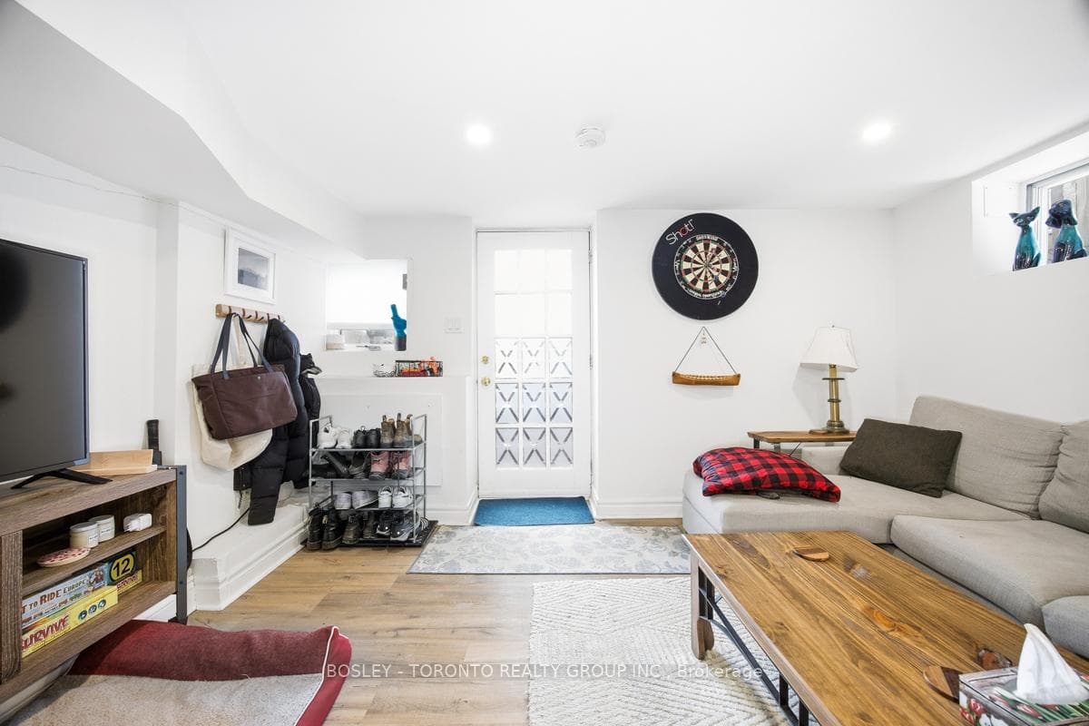 826 Carlaw Avenue Unit Lower photo 6