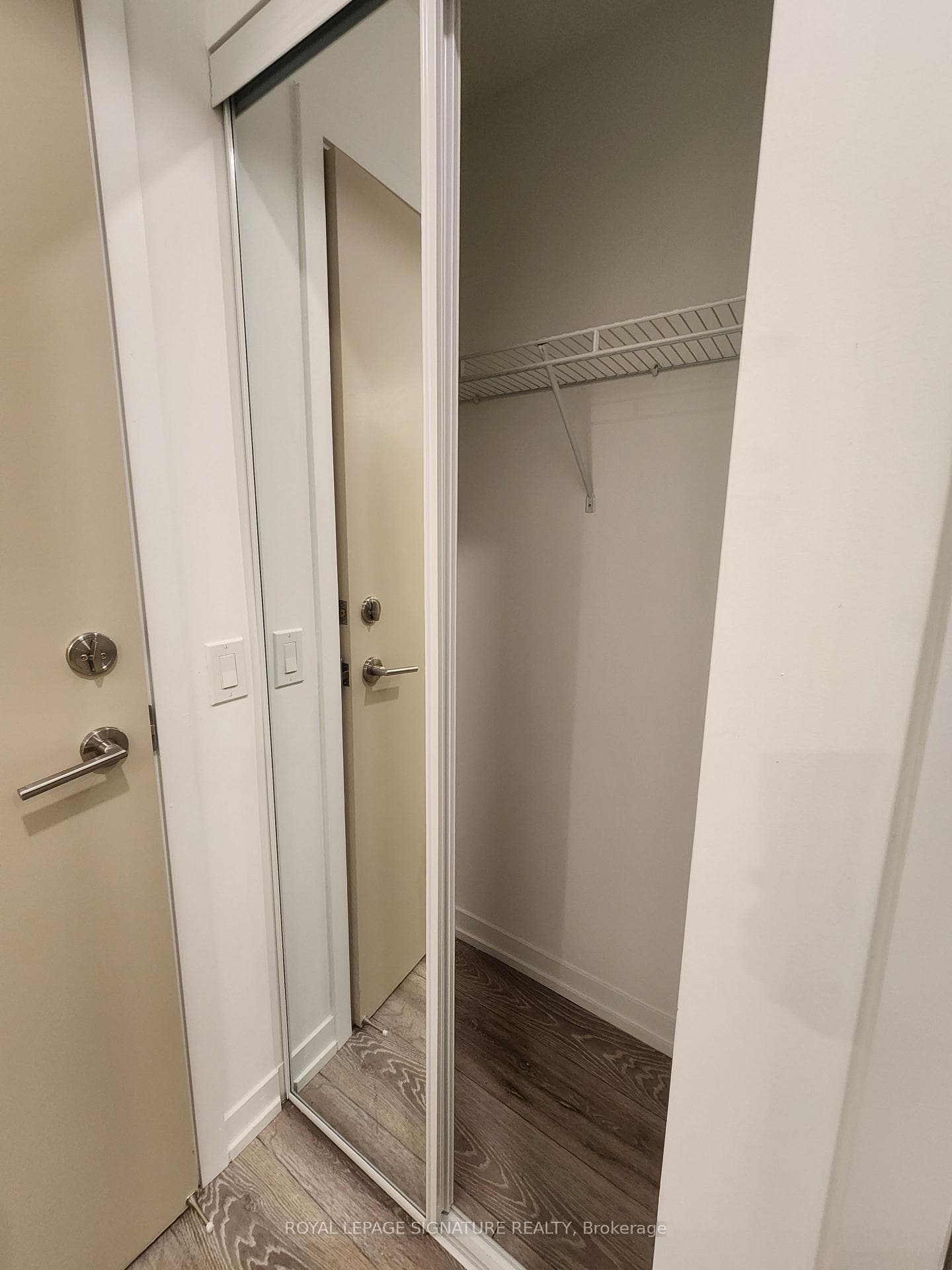 2020 Bathurst Street Unit 727 photo 3