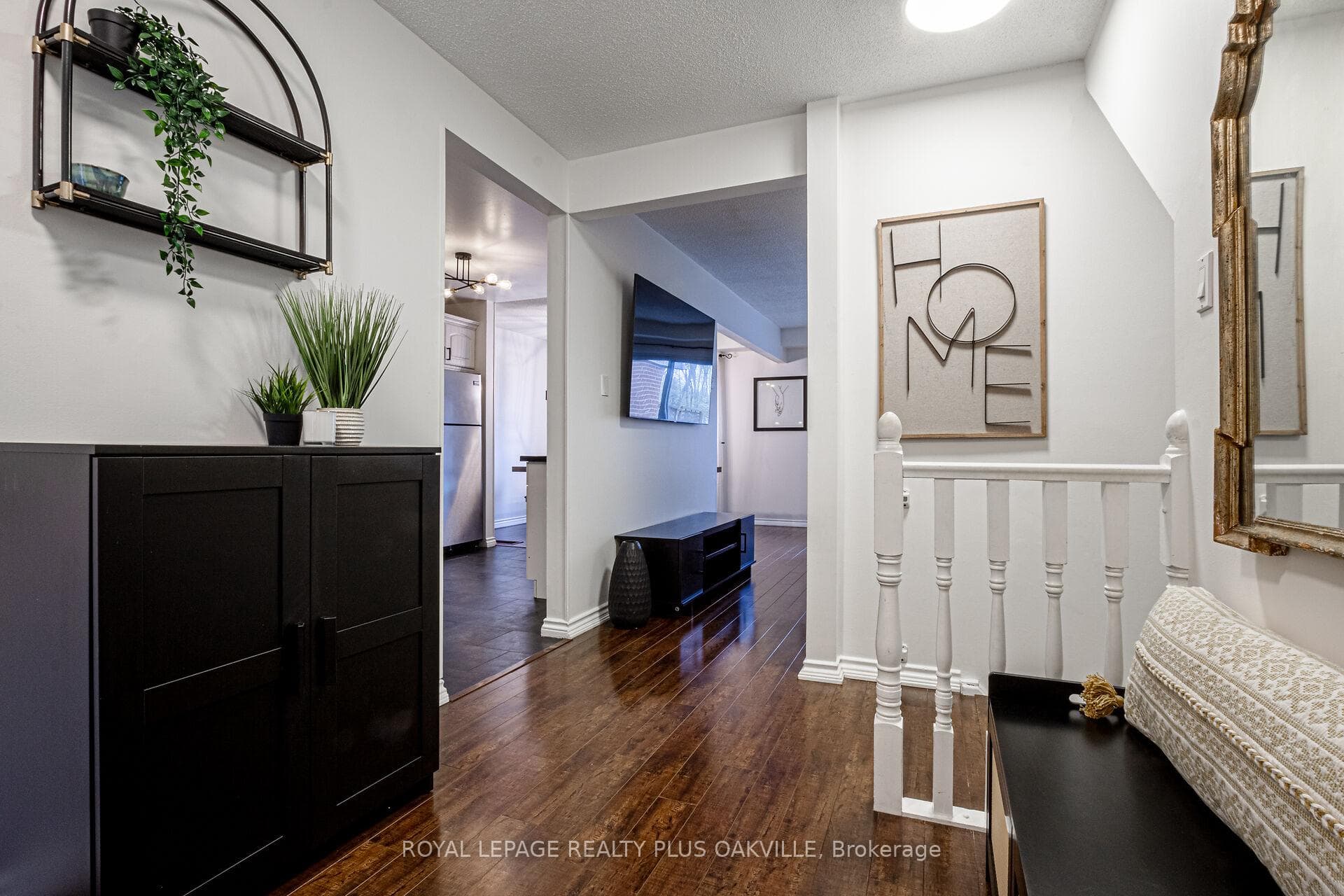 465 Woodview Road Unit 2 photo 3