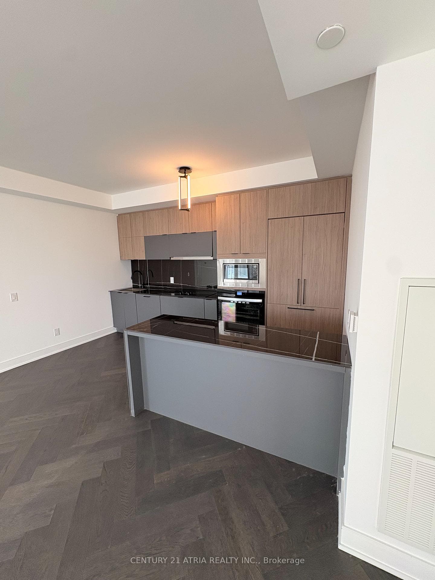 8888 Yonge Street Unit 1005 photo 2