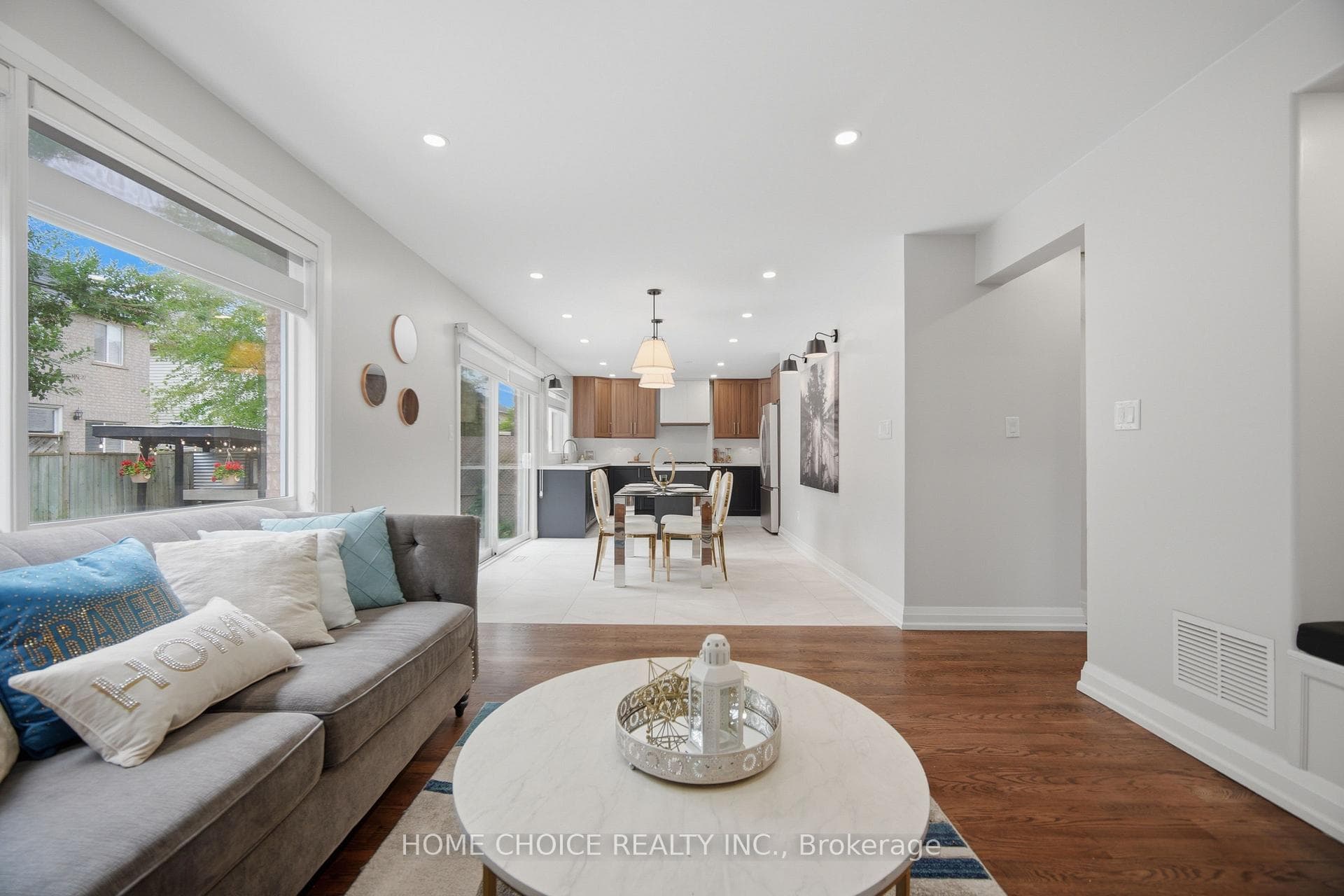 670 Dolby Crescent photo 11