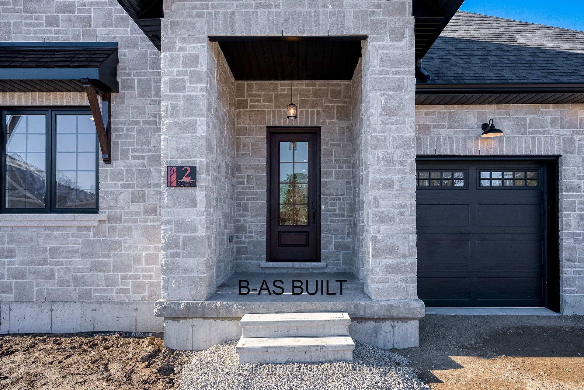 2-1000 D'ARCY Street photo 2