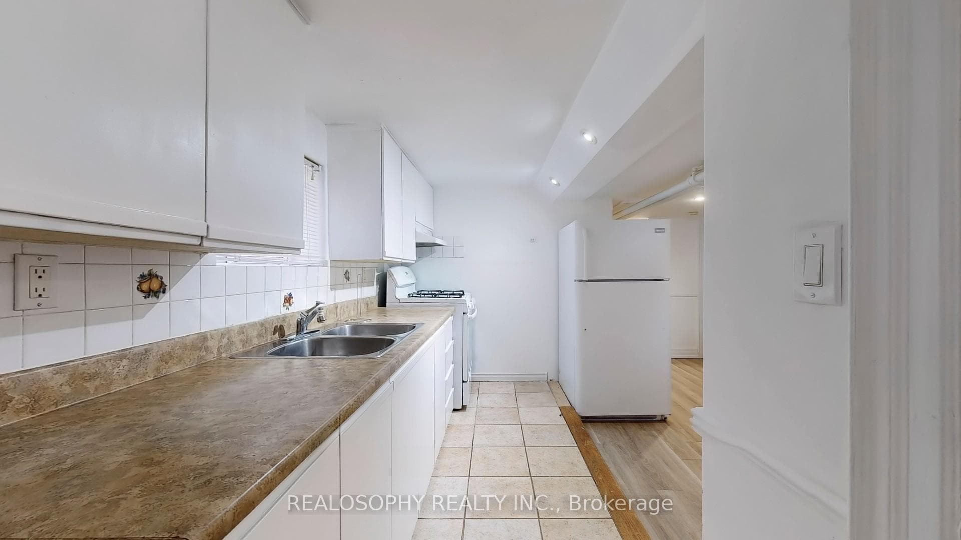 177 Gowan Avenue Unit Lower photo 3
