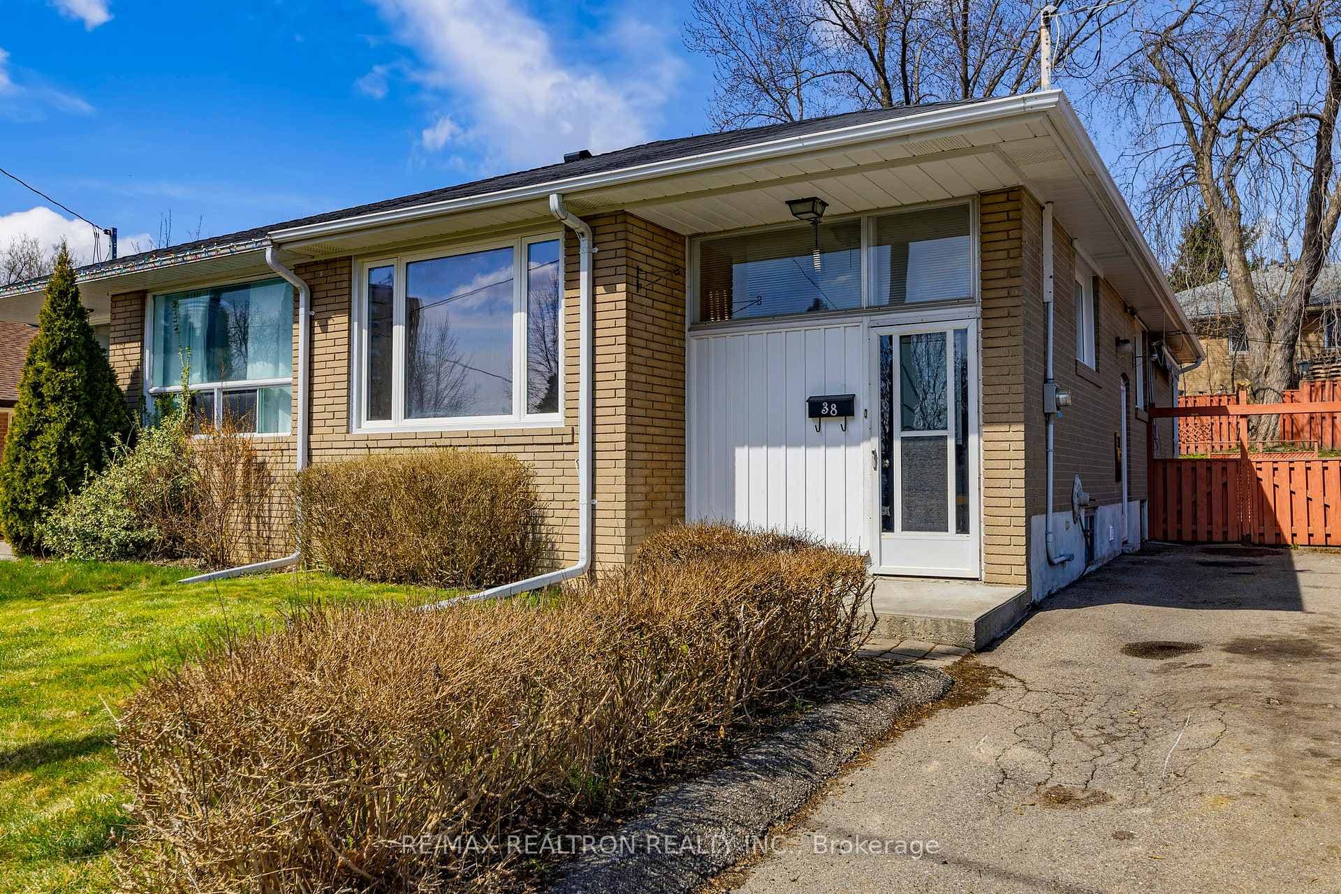 38 Lindsay Avenue photo 1