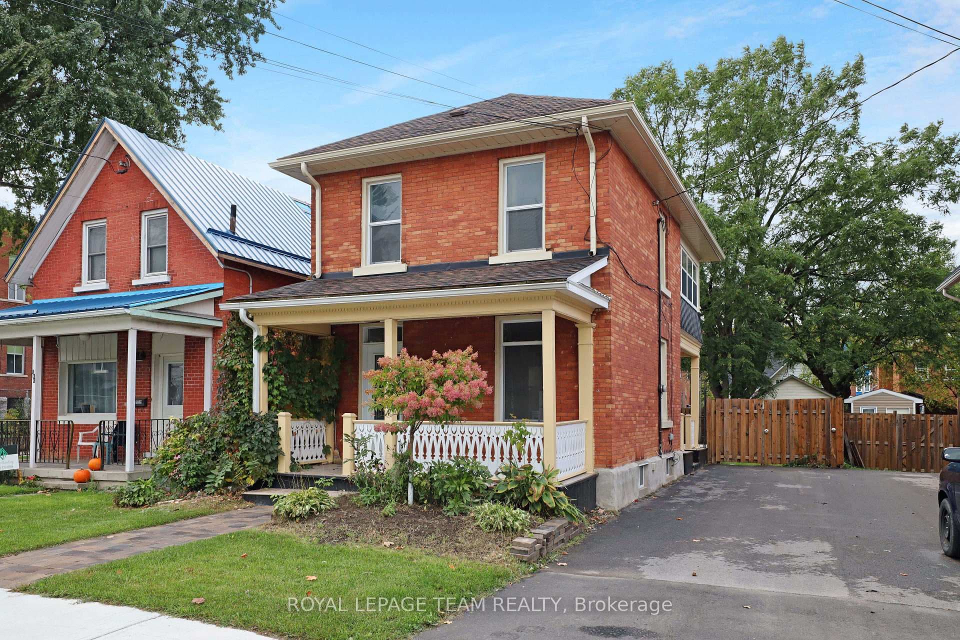 190 Lochiel Street photo 3