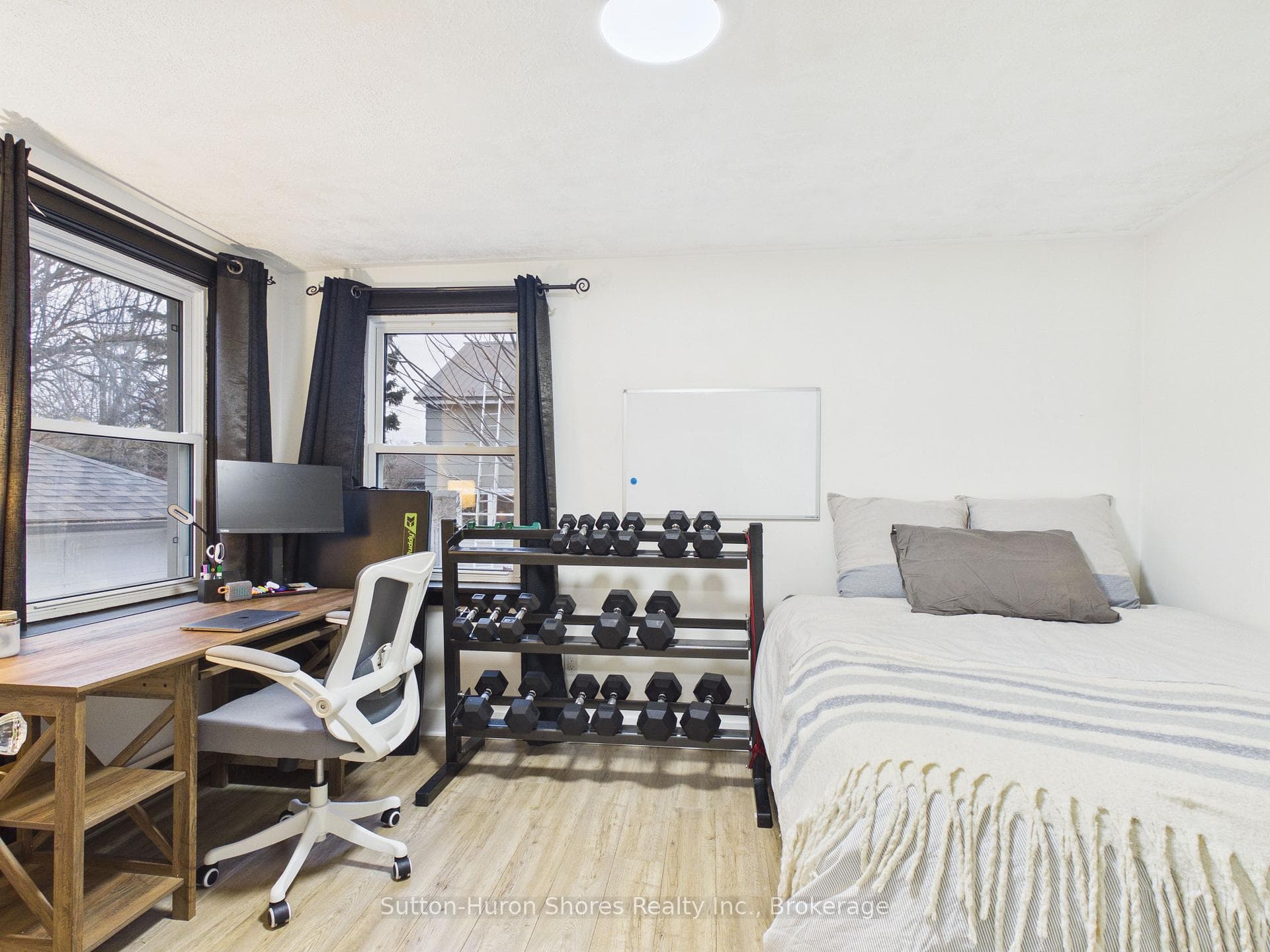 669 Louis Street photo 18