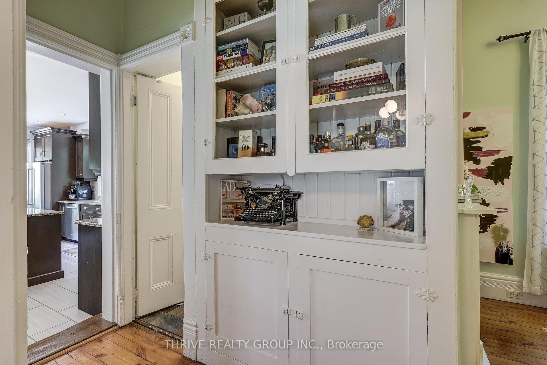 866 William Street photo 17