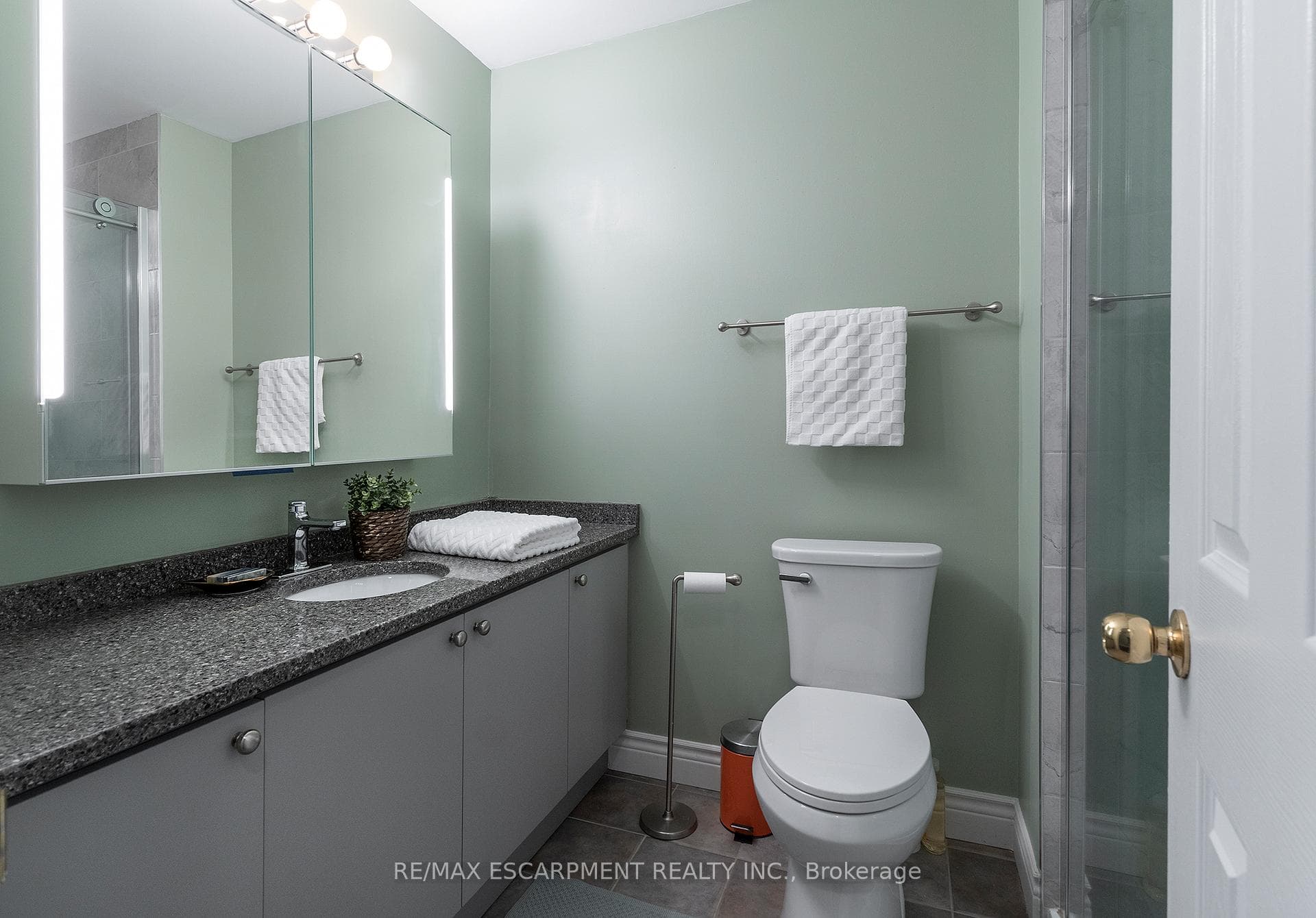 152 Waters Boulevard photo 18