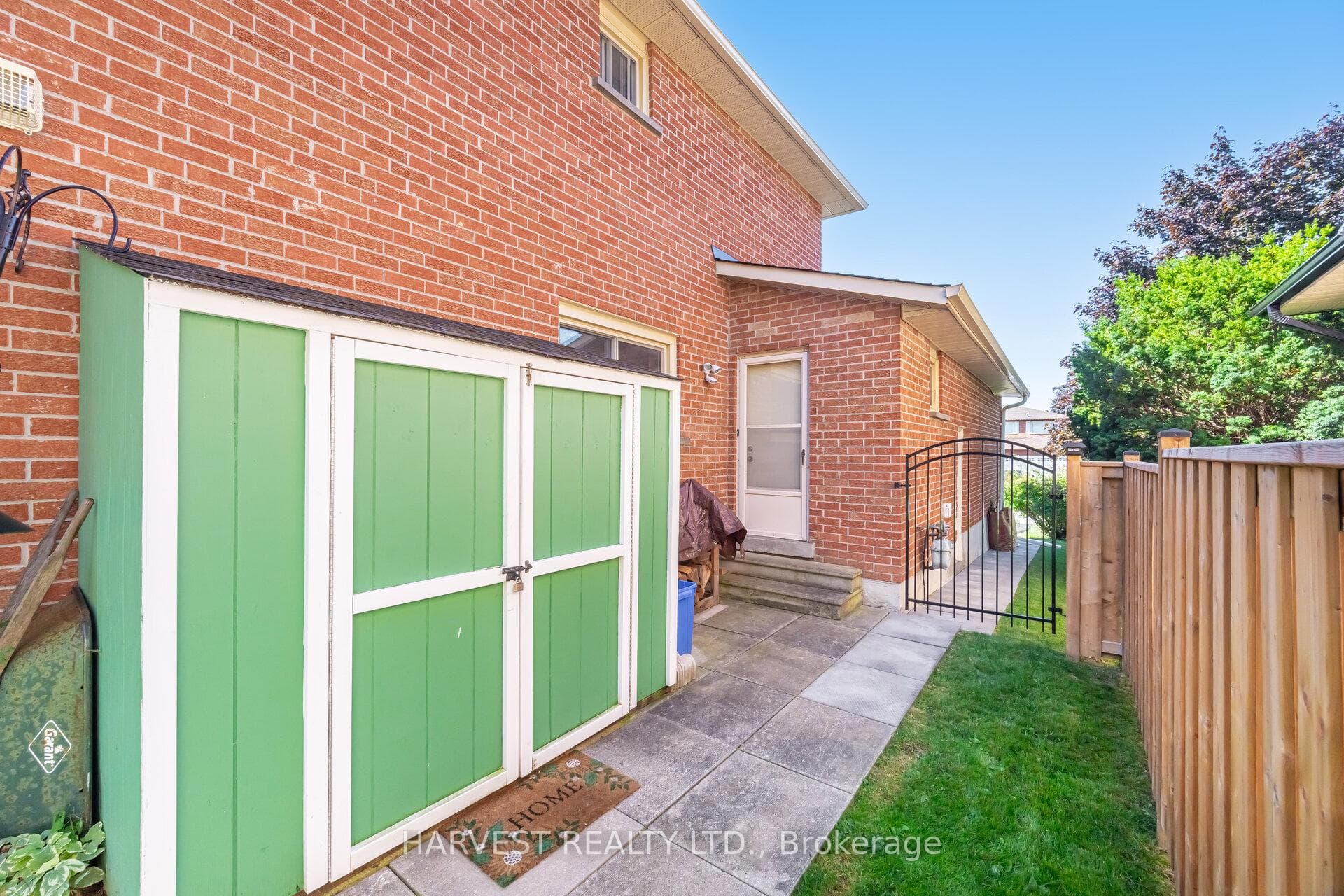 354 Darlington Crescent photo 38