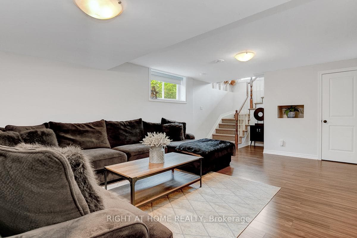 201 Versaille Street photo 32