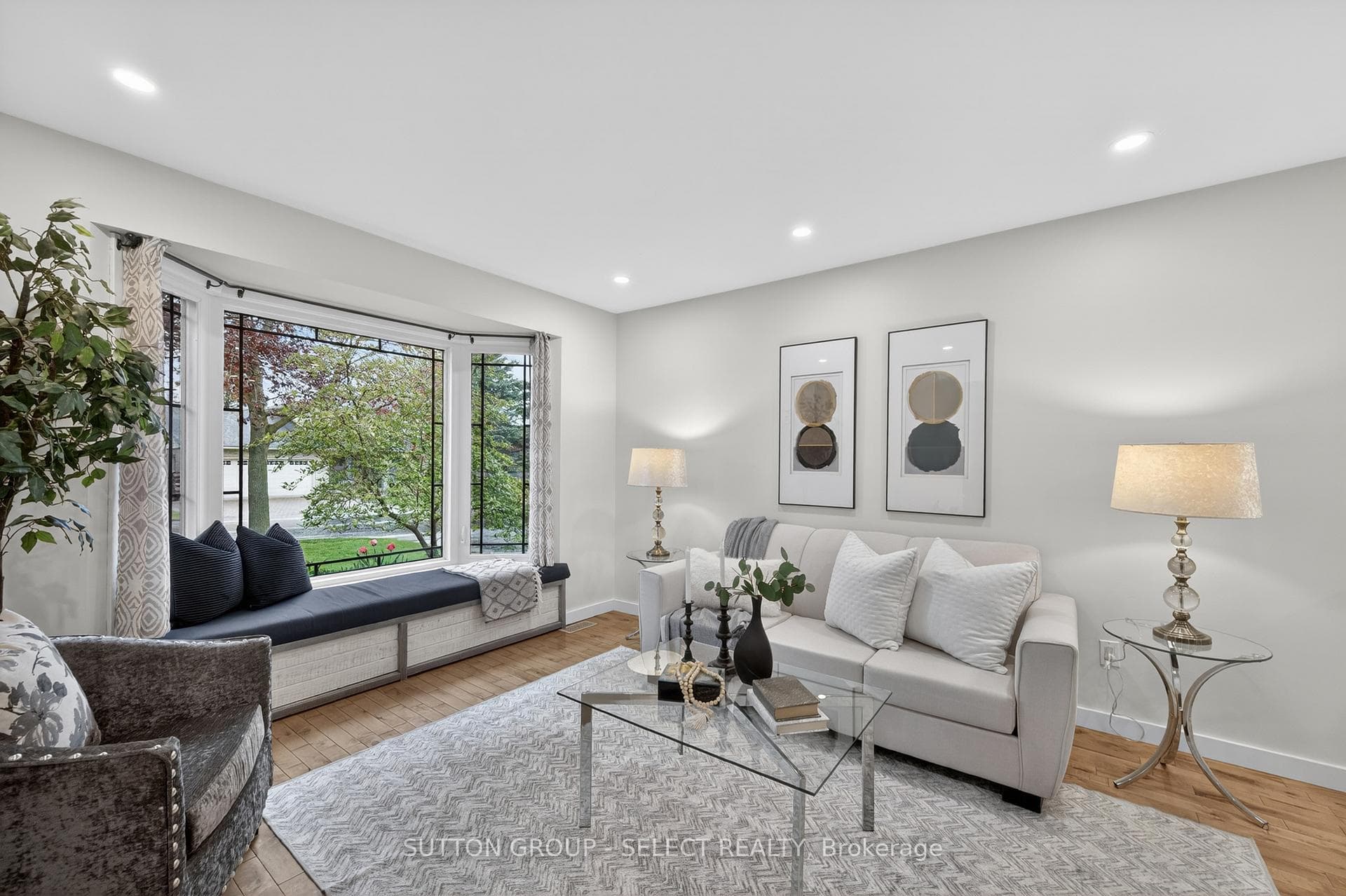 22 Pinegrove Crescent photo 4