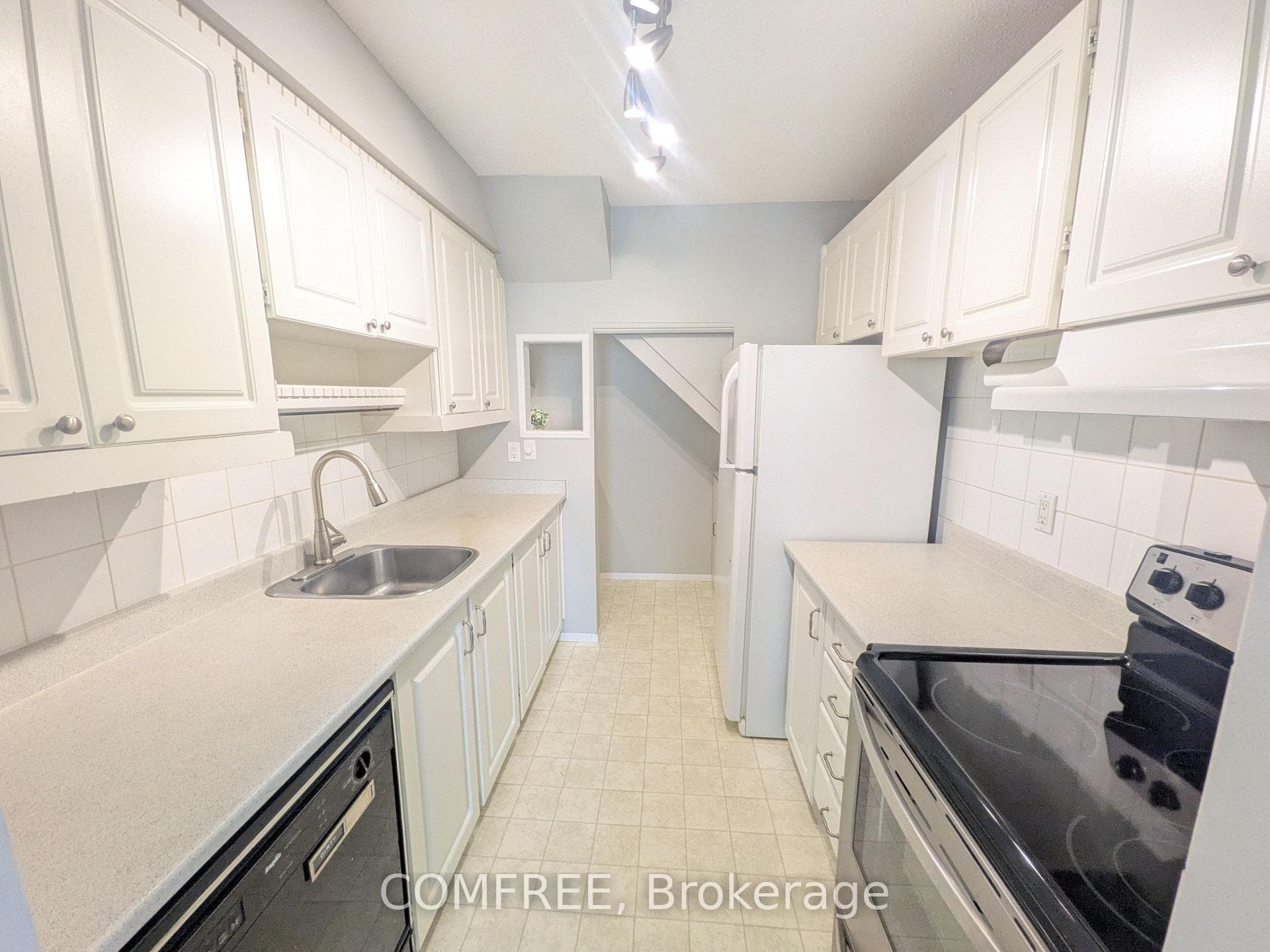8B Forester Crescent photo 6