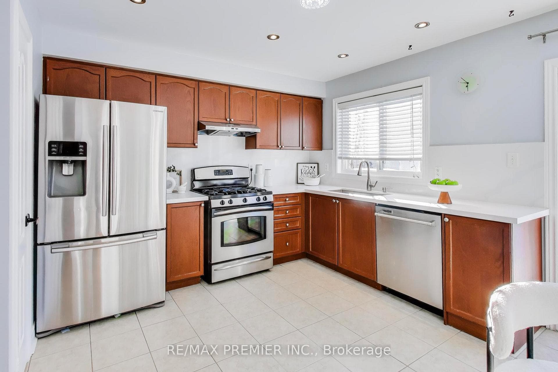 135 Richard Coulson Crescent photo 8