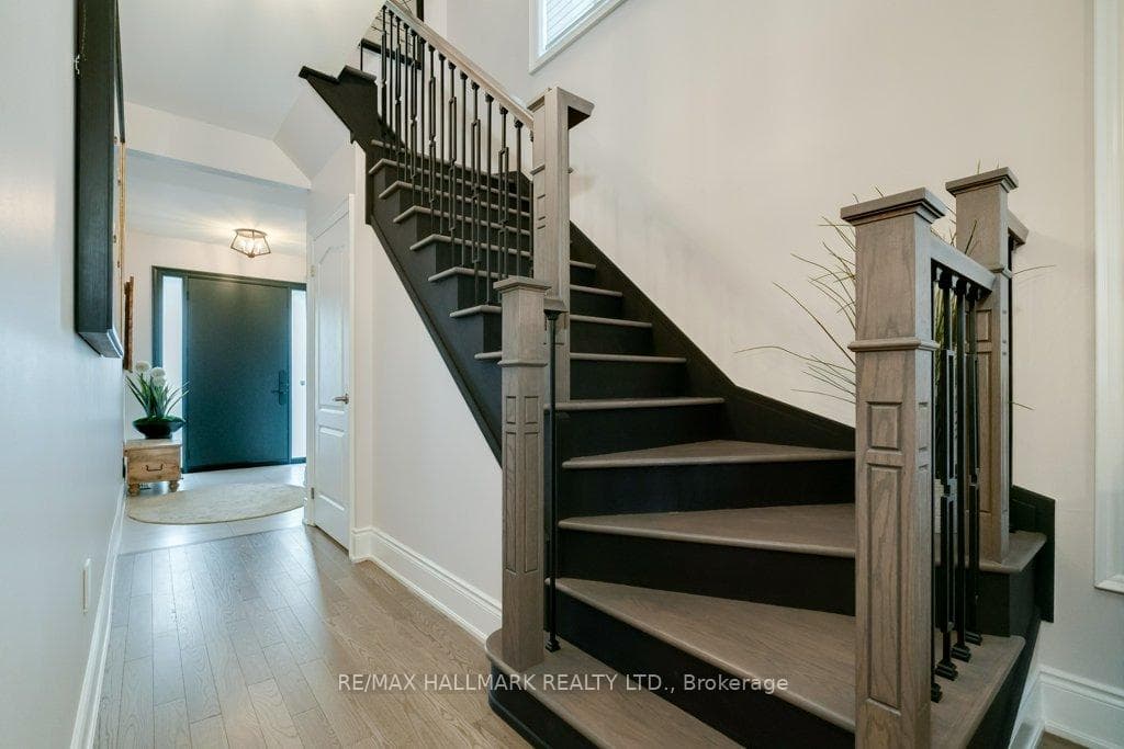 245 Cranbrook Crescent photo 16