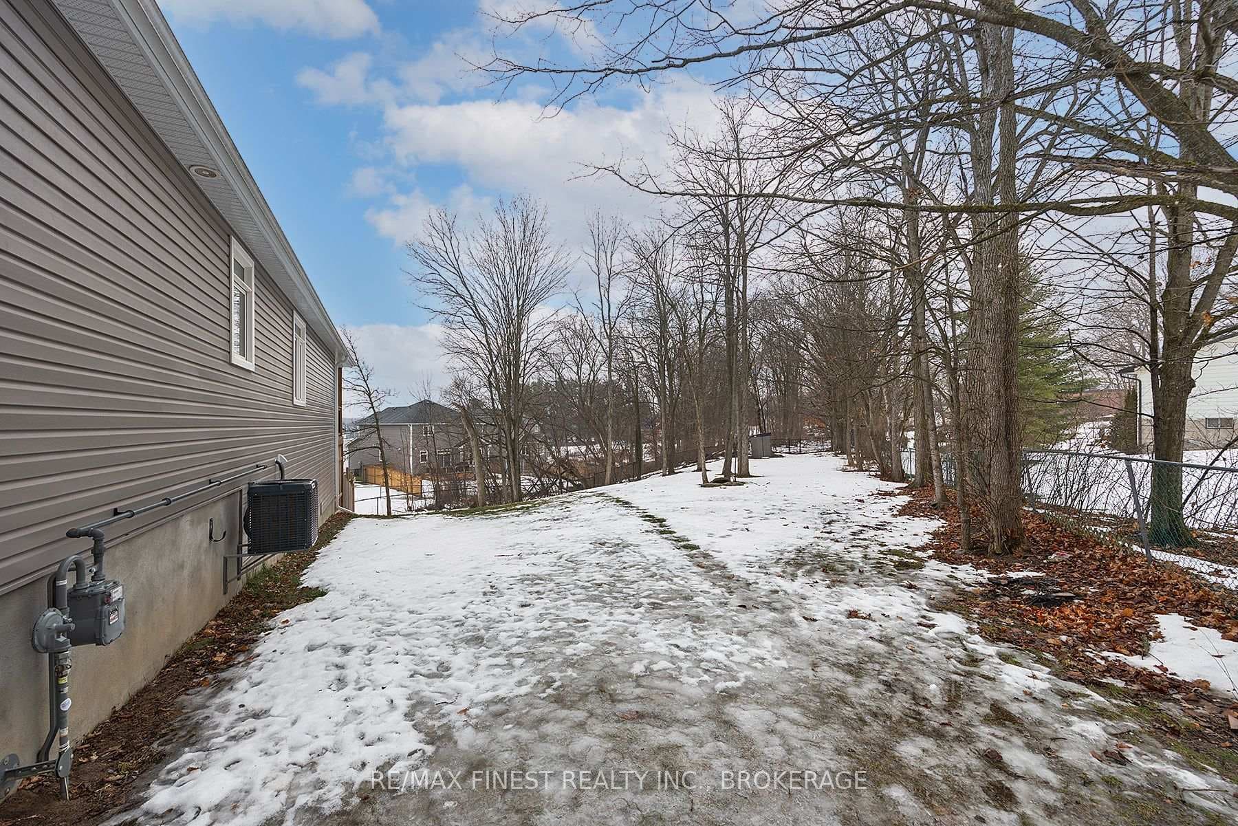1383 Woodfield Crescent photo 30