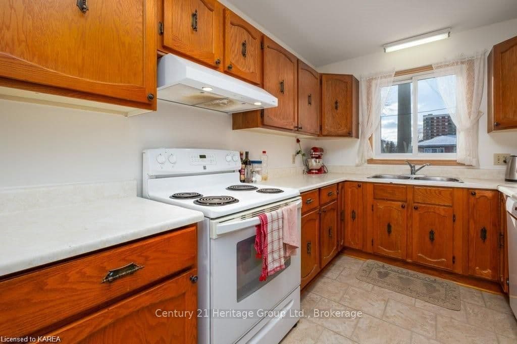 581 MACDONNELL Street photo 12