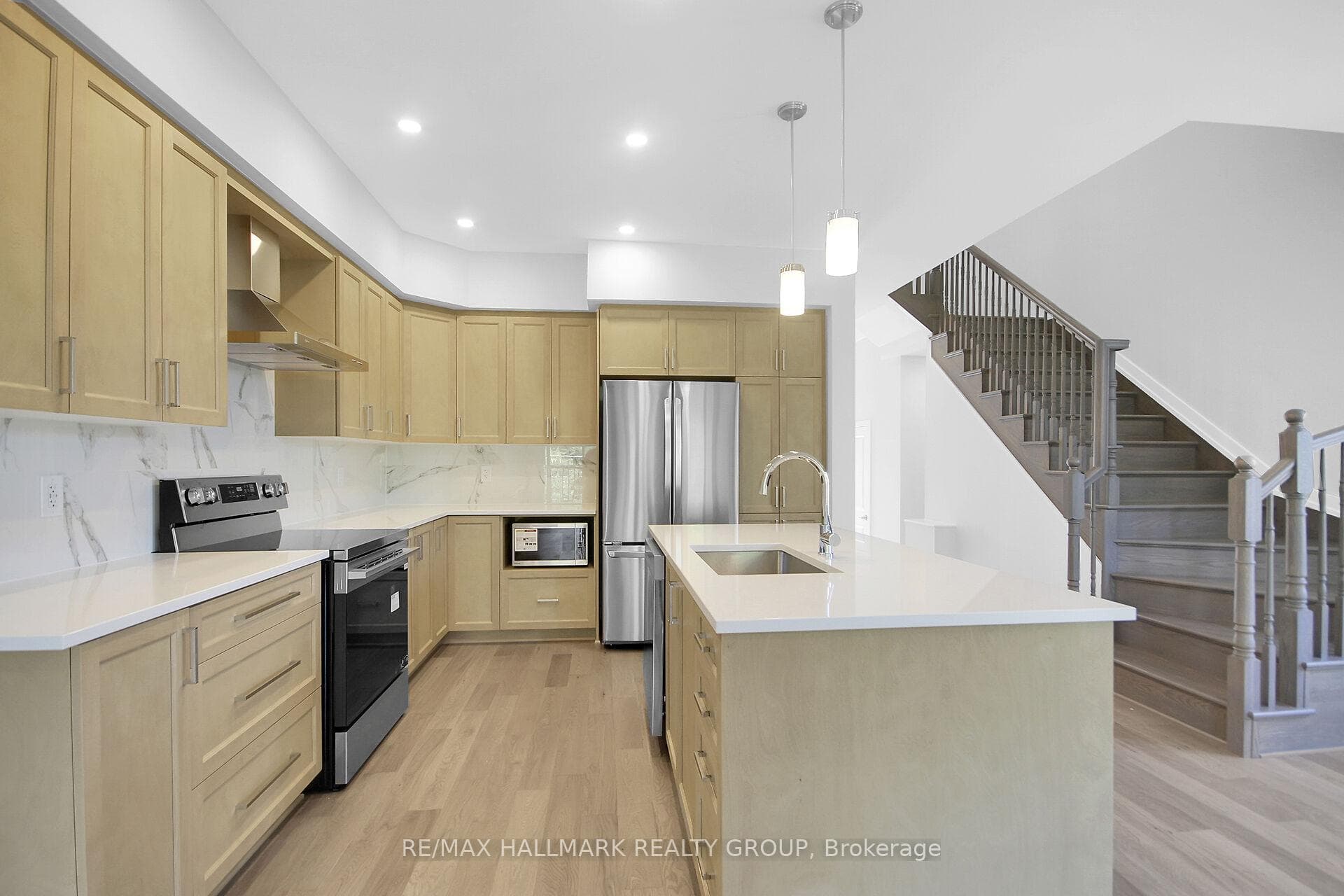 749 NEWSTEAD Crescent photo 10