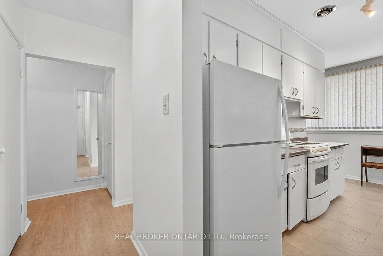 8 Westmount Drive photo 2
