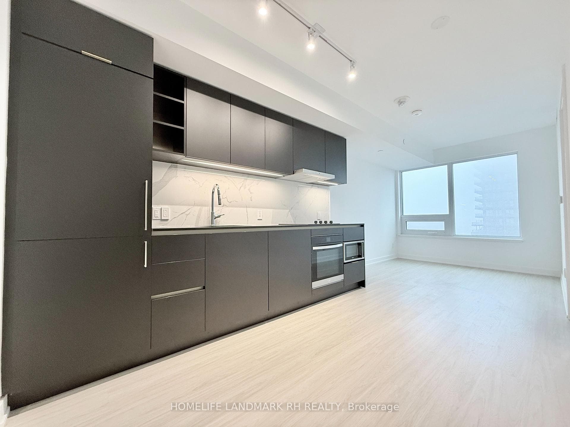 8 Wellesley Street Unit 3902 photo 2