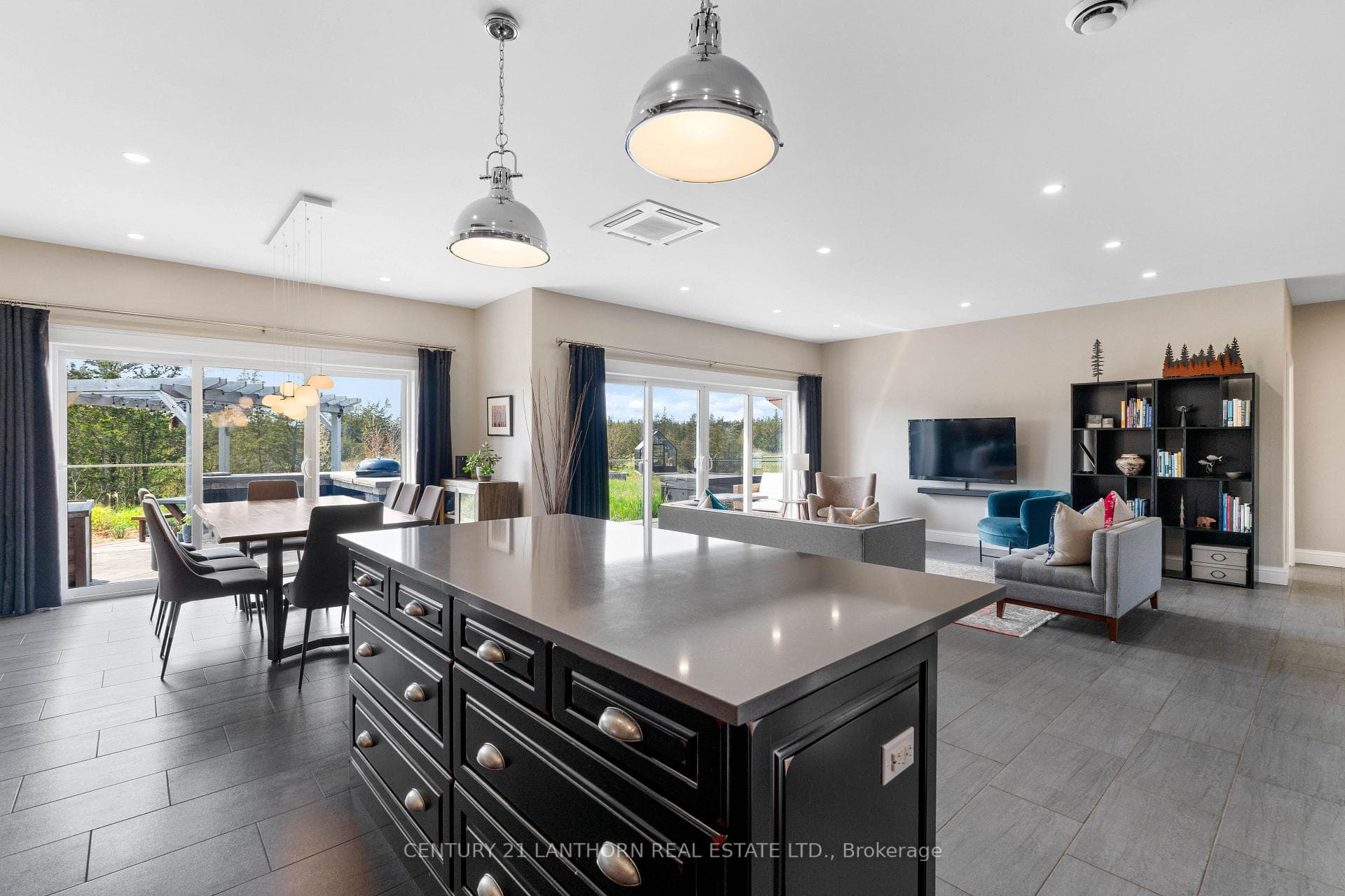 Large island & breakfast bar