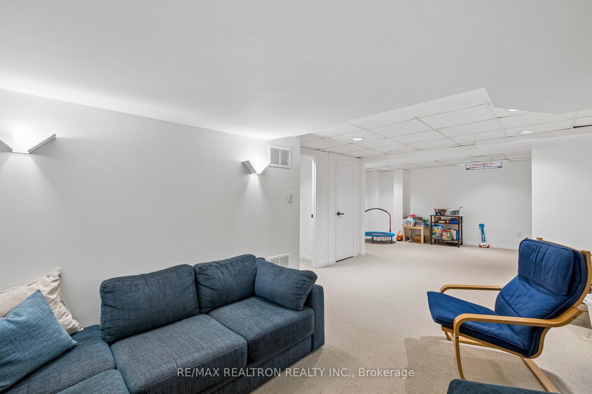 58 Roseborough Crescent photo 40