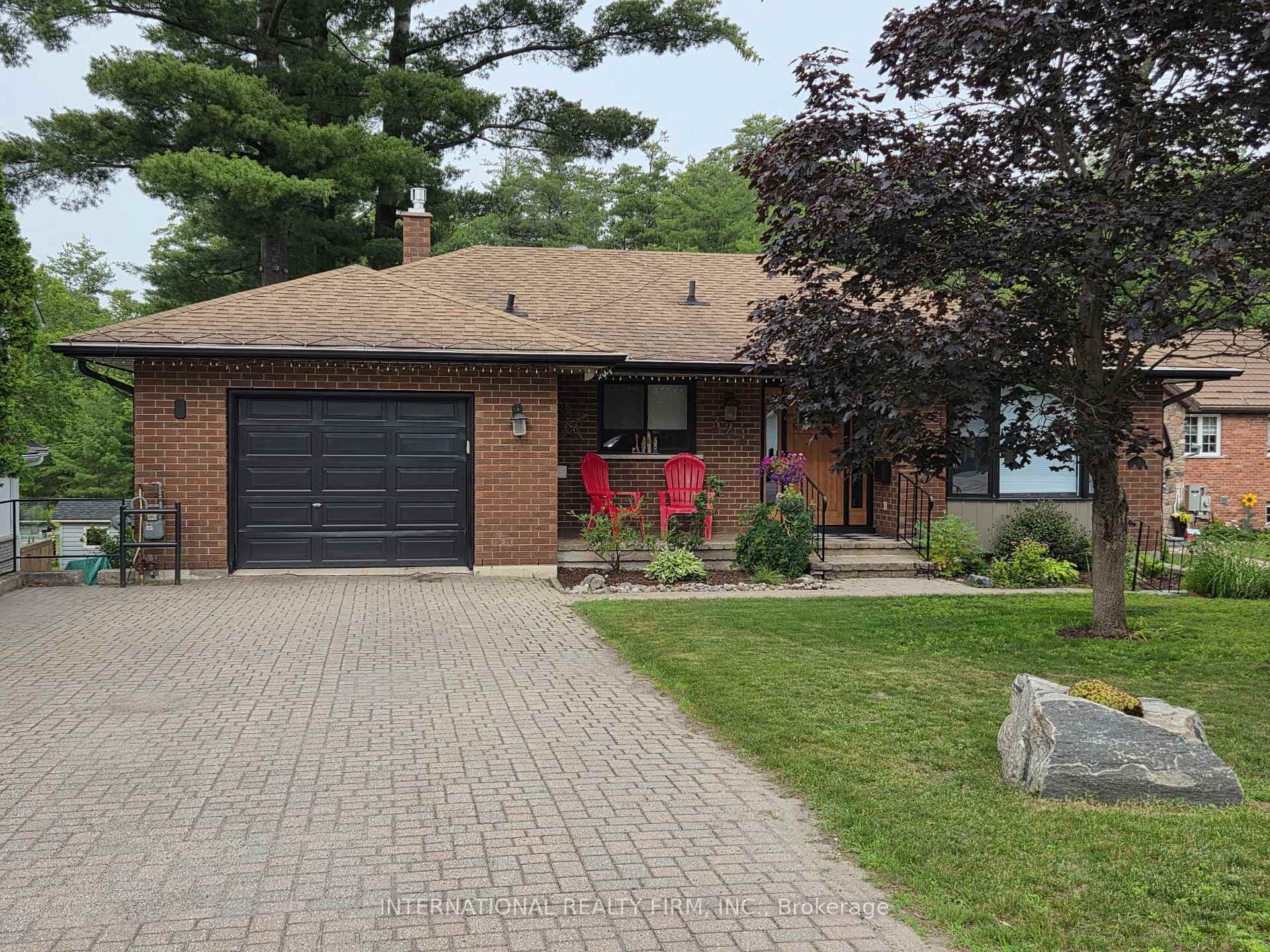 324 Bethune Drive photo 1