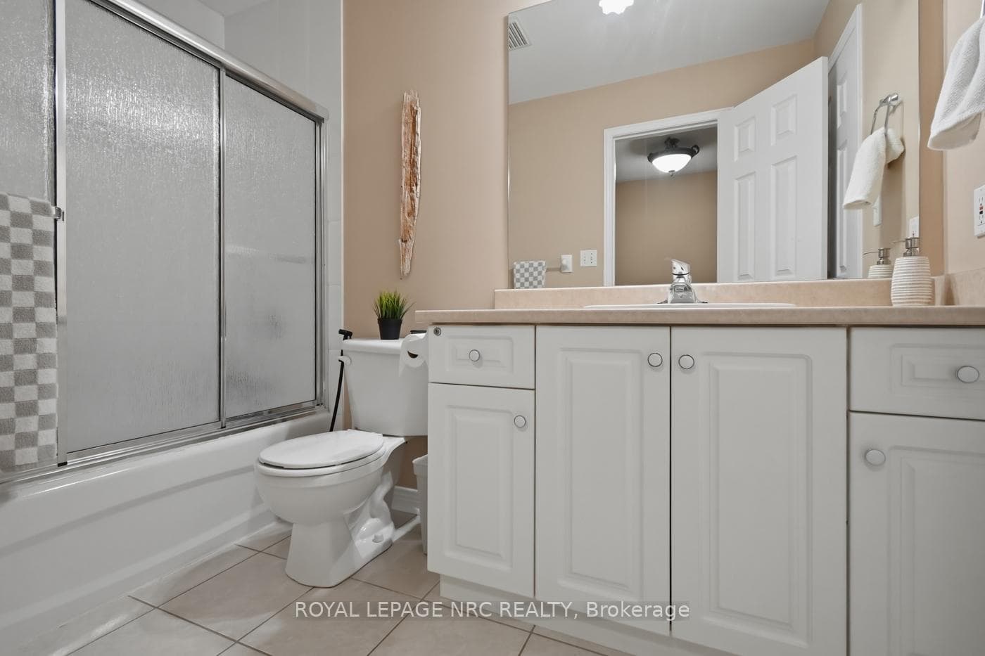 65 MCCAFFERY Crescent photo 31