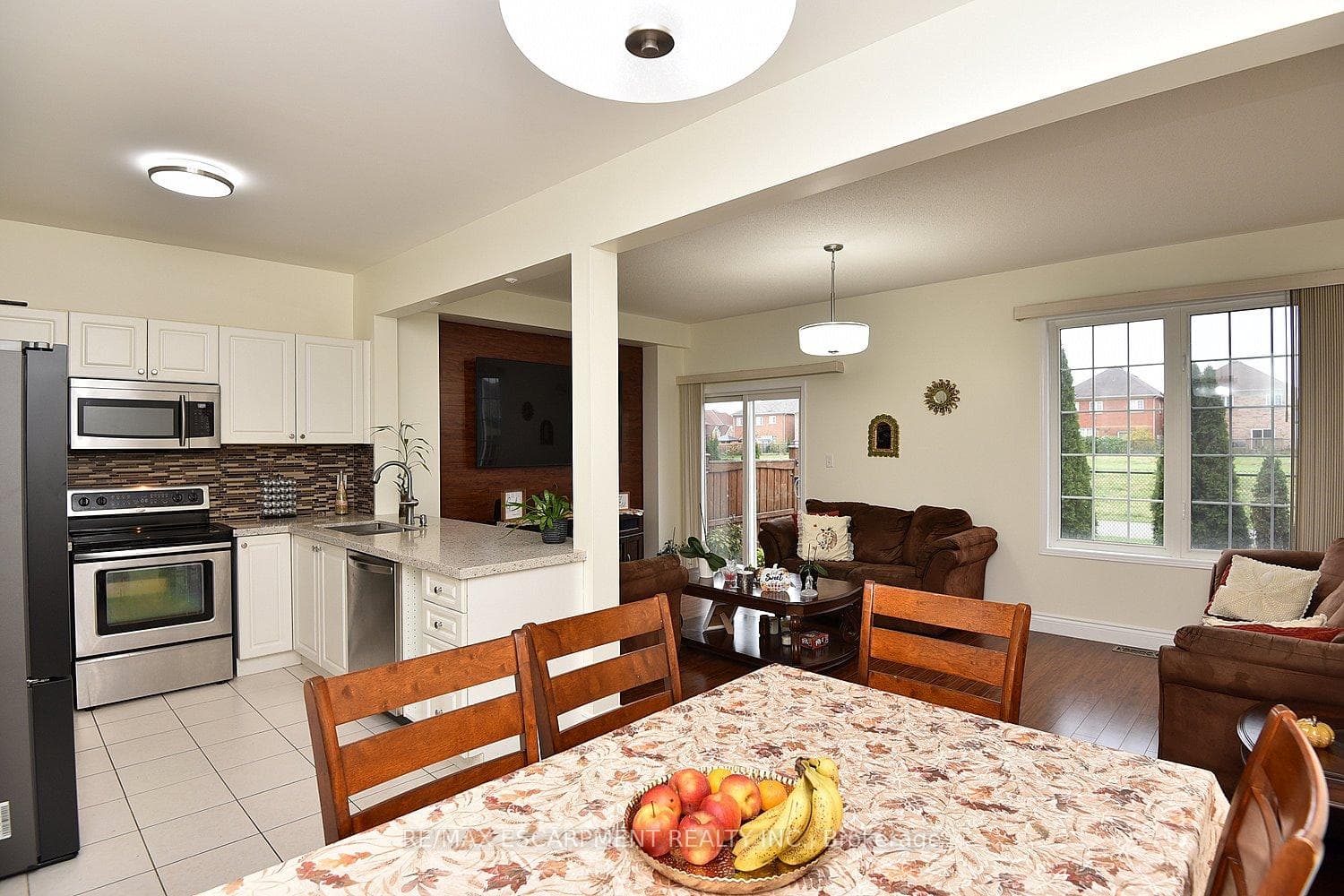 670 Lott Crescent photo 13