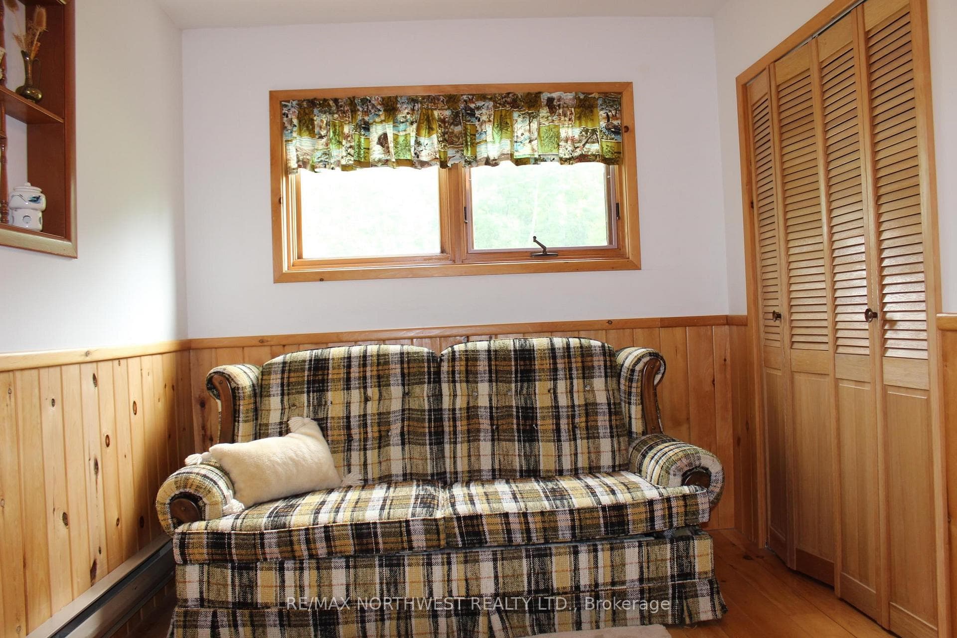 93 STINTZI DR E photo 36