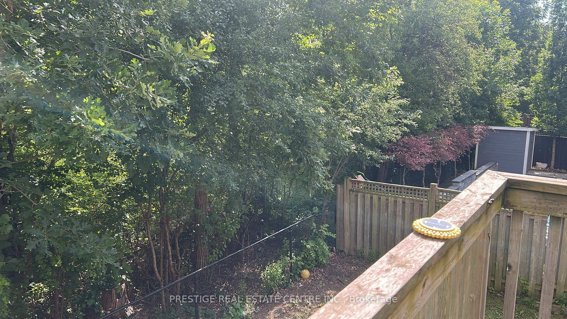 1527 Stewart Crescent photo 3