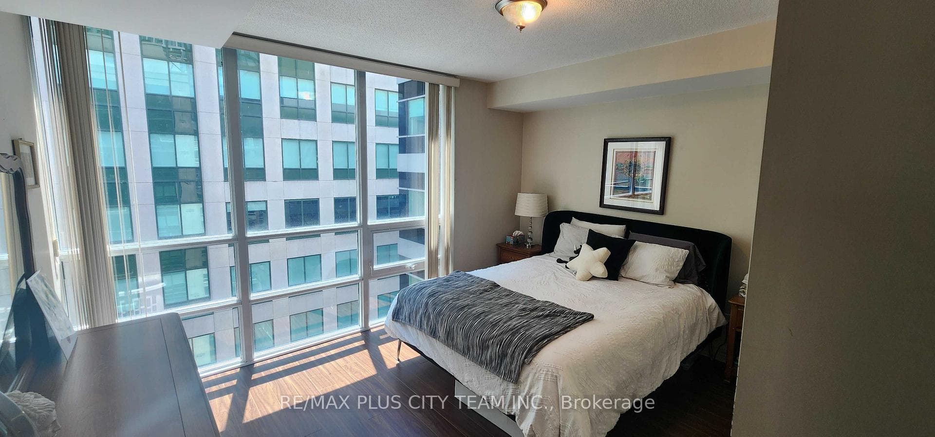 263 Wellington Street Unit 1106 photo 7