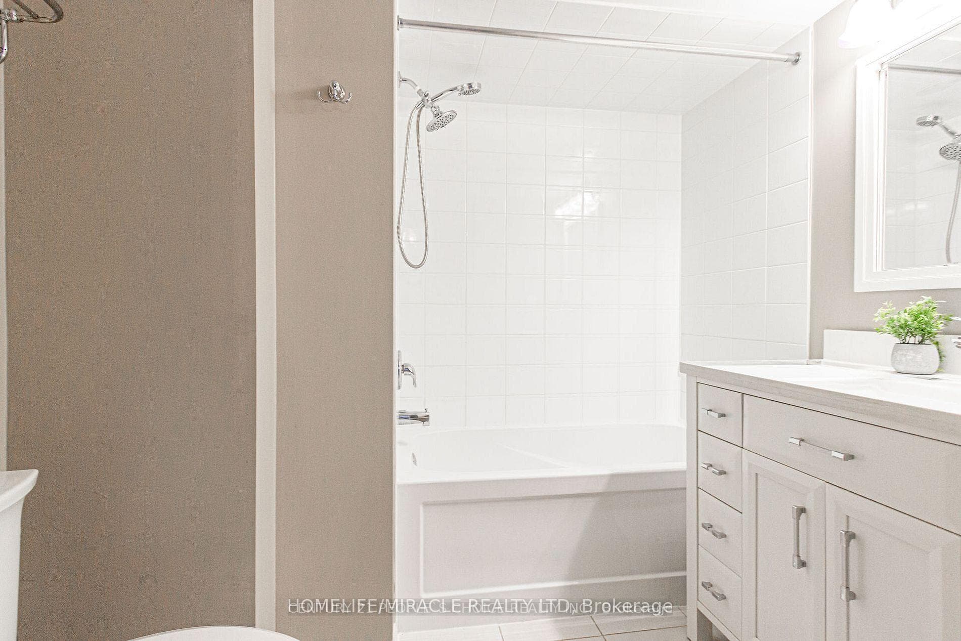 1045 Nadalin Heights Unit 211 photo 22